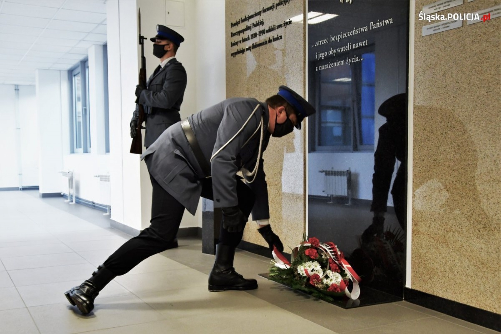 Zdjęcie w galerii na portalu naszraciborz.pl: W katowickiej komendzie policji uczczono pamięć śp. asp. Michała Kędzierskiego wiadomości z regionu