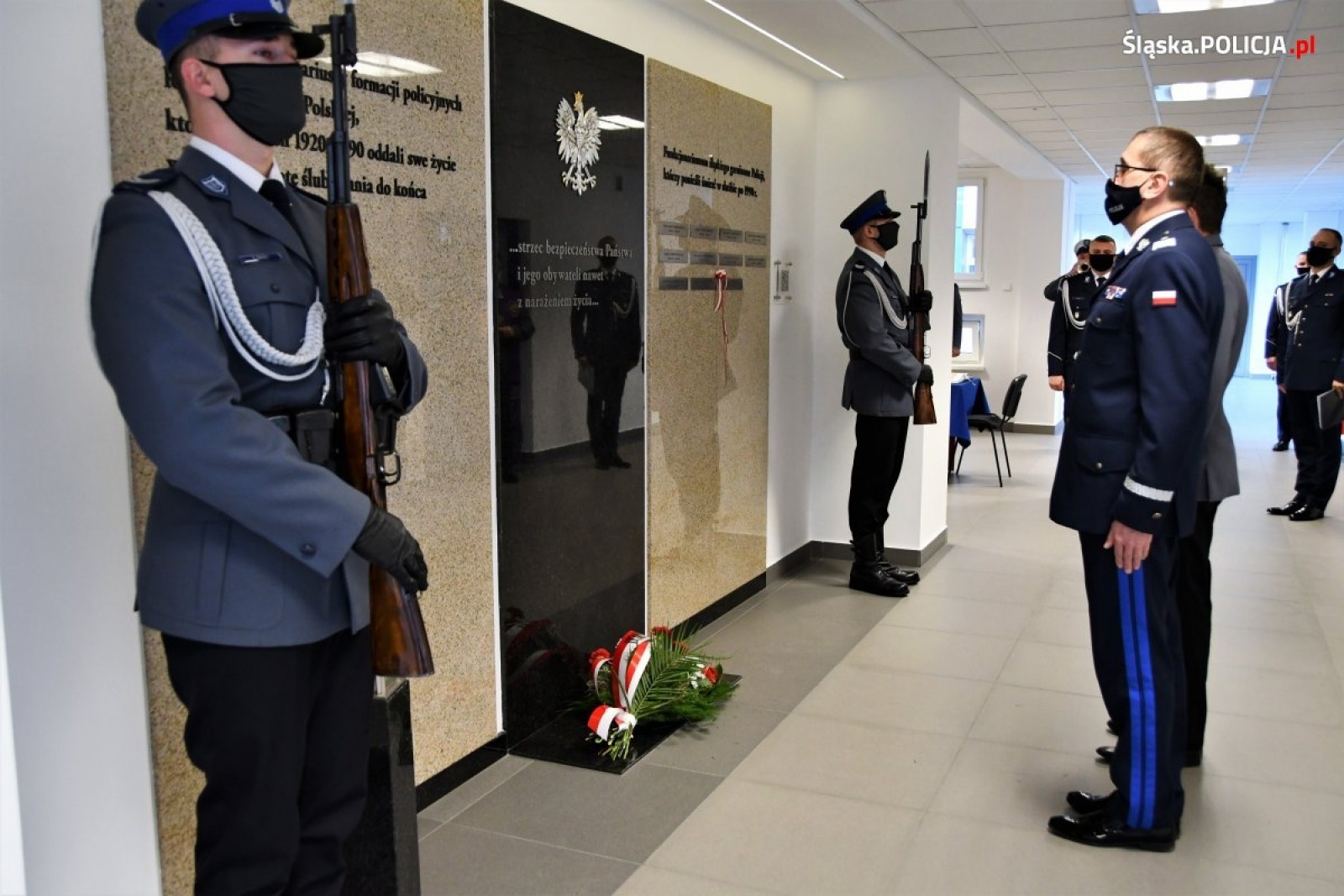 Zdjęcie w galerii na portalu naszraciborz.pl: W katowickiej komendzie policji uczczono pamięć śp. asp. Michała Kędzierskiego wiadomości z regionu