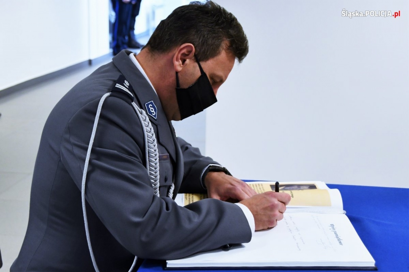 Zdjęcie w galerii na portalu naszraciborz.pl: W katowickiej komendzie policji uczczono pamięć śp. asp. Michała Kędzierskiego wiadomości z regionu
