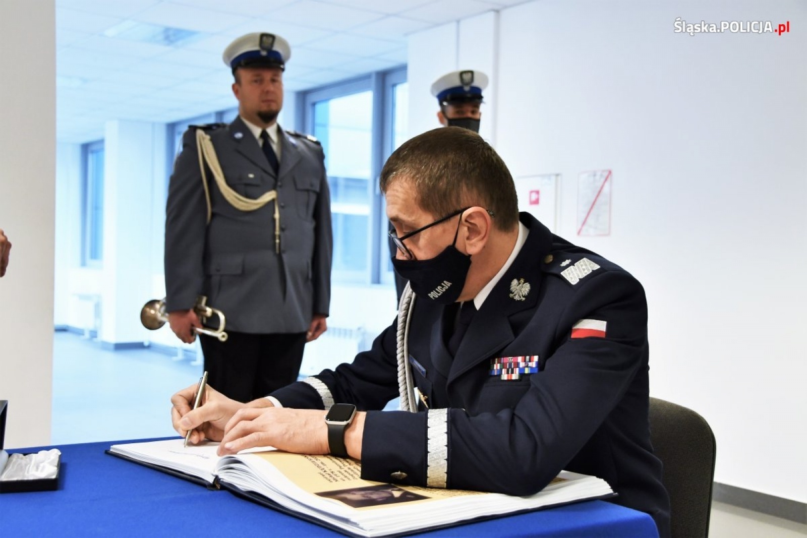 Zdjęcie w galerii na portalu naszraciborz.pl: W katowickiej komendzie policji uczczono pamięć śp. asp. Michała Kędzierskiego wiadomości z regionu