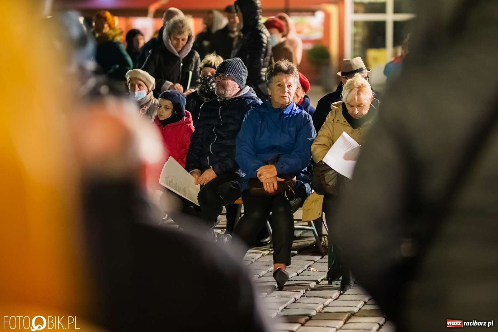 Zdjęcie w galerii na portalu naszraciborz.pl: Patriotyczne śpiewanie przy ognisku na Rynku wiadomości z regionu