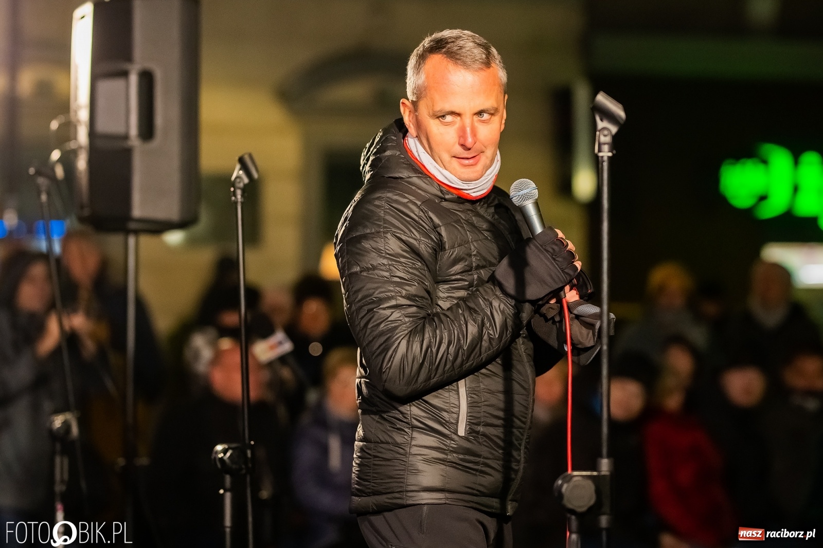 Zdjęcie w galerii na portalu naszraciborz.pl: Patriotyczne śpiewanie przy ognisku na Rynku wiadomości z regionu