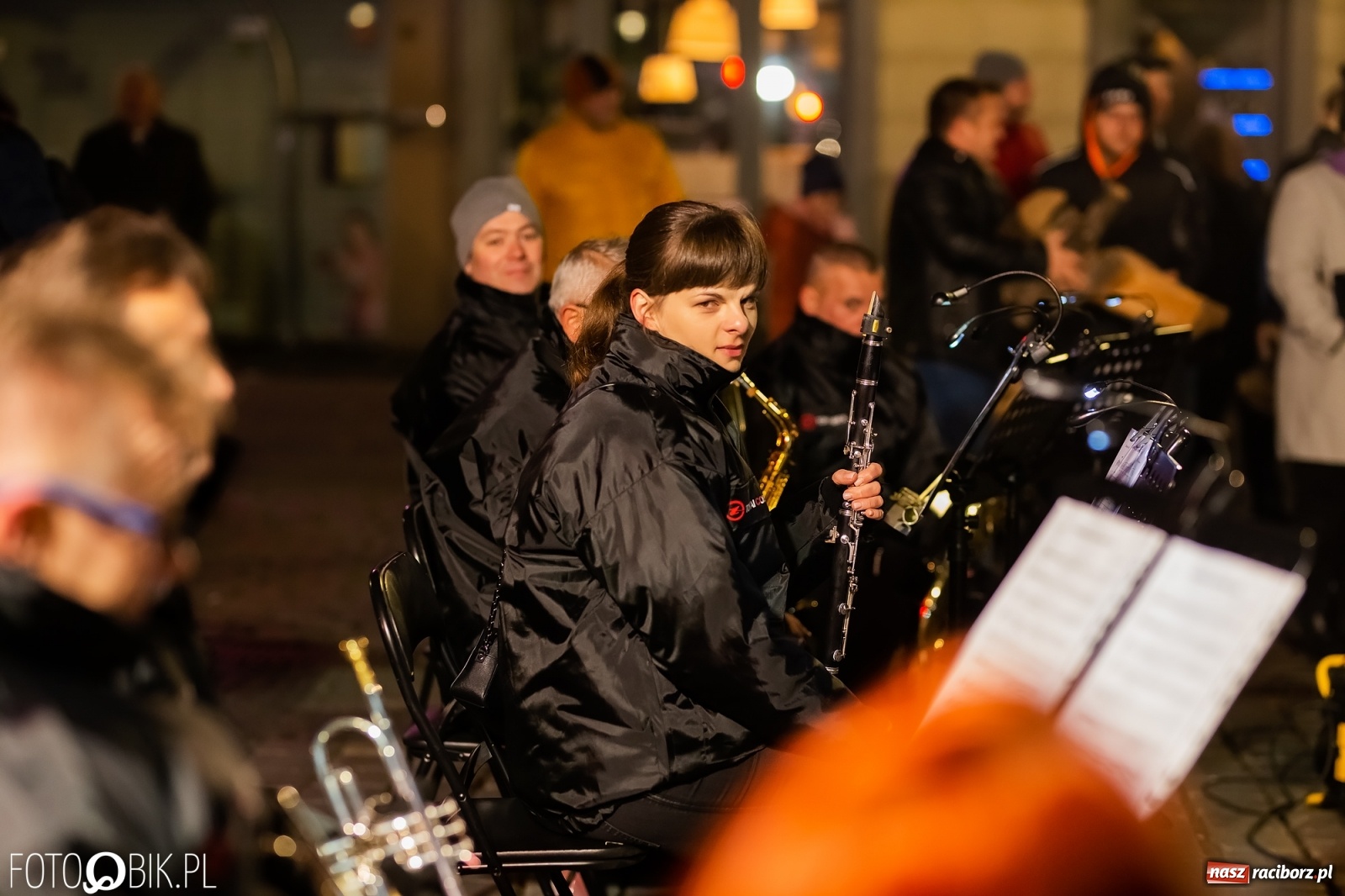Zdjęcie w galerii na portalu naszraciborz.pl: Patriotyczne śpiewanie przy ognisku na Rynku wiadomości z regionu