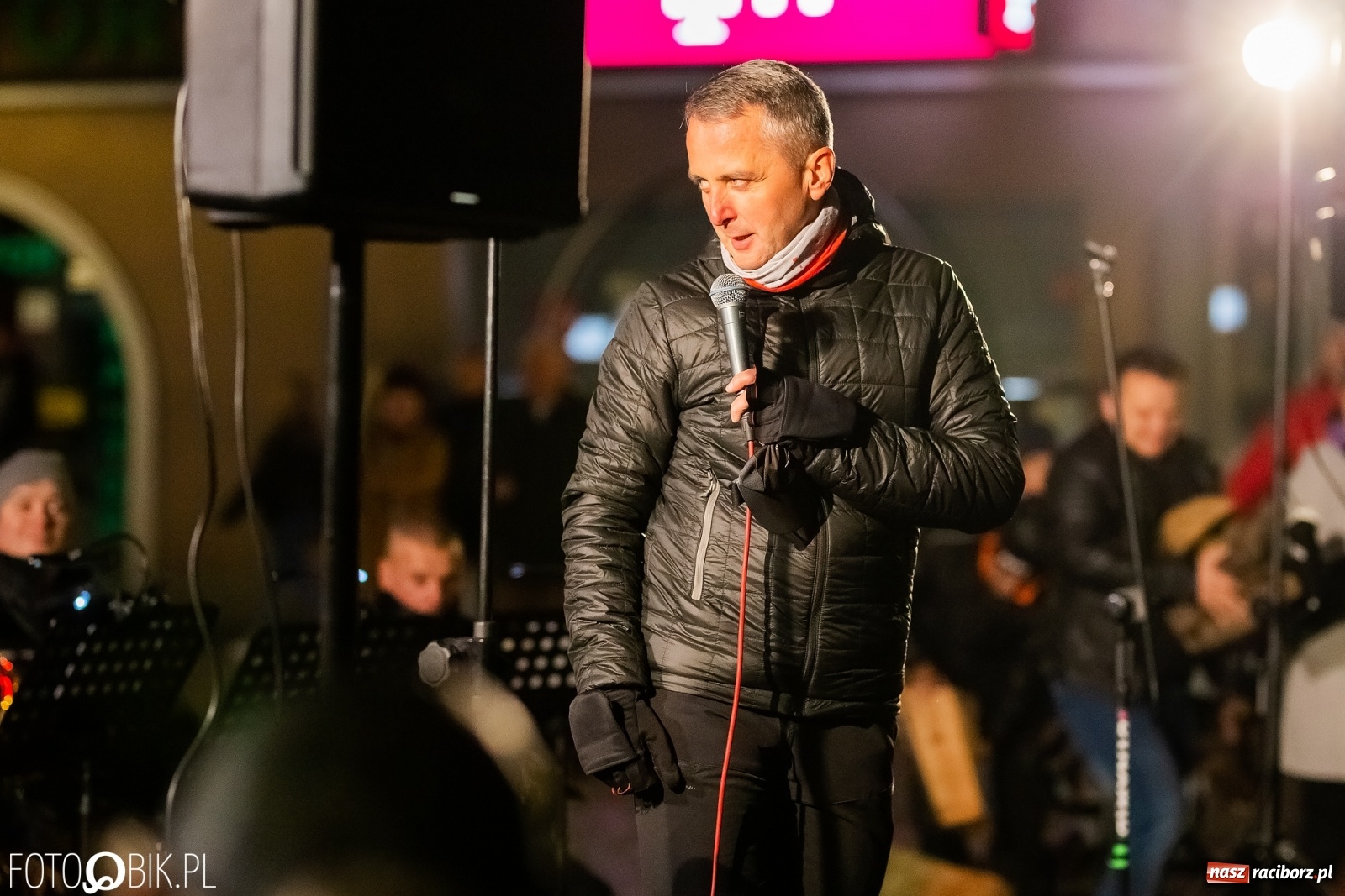 Zdjęcie w galerii na portalu naszraciborz.pl: Patriotyczne śpiewanie przy ognisku na Rynku wiadomości z regionu