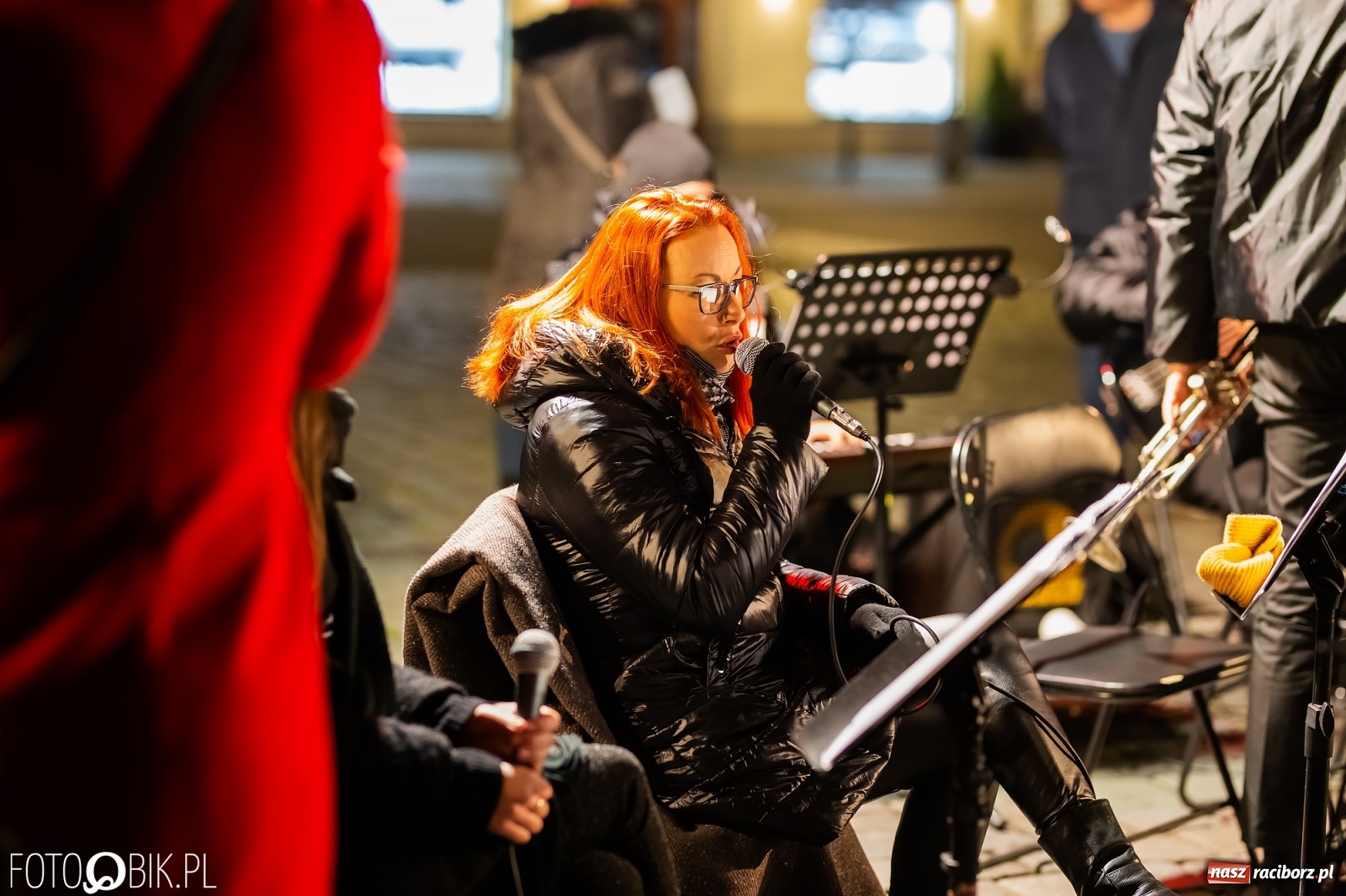 Zdjęcie w galerii na portalu naszraciborz.pl: Patriotyczne śpiewanie przy ognisku na Rynku wiadomości z regionu