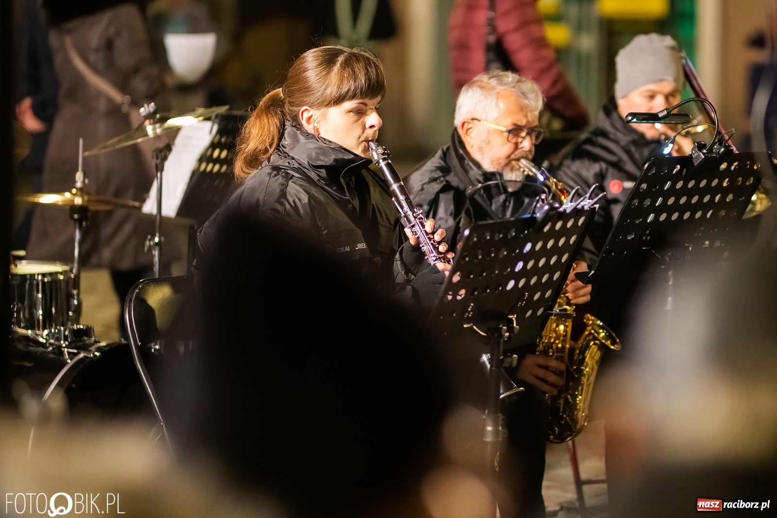 Zdjęcie w galerii na portalu naszraciborz.pl: Patriotyczne śpiewanie przy ognisku na Rynku wiadomości z regionu
