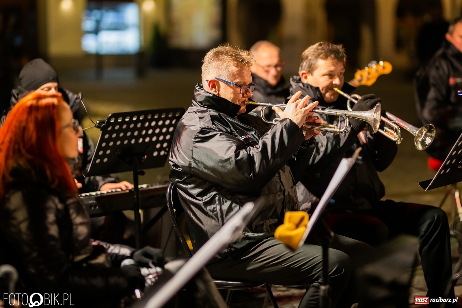 Zdjęcie w galerii na portalu naszraciborz.pl: Patriotyczne śpiewanie przy ognisku na Rynku wiadomości z regionu