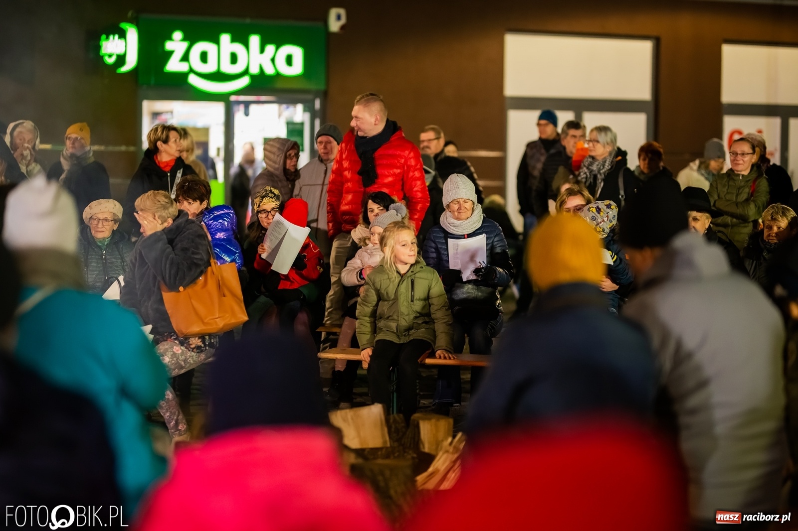 Zdjęcie w galerii na portalu naszraciborz.pl: Patriotyczne śpiewanie przy ognisku na Rynku wiadomości z regionu