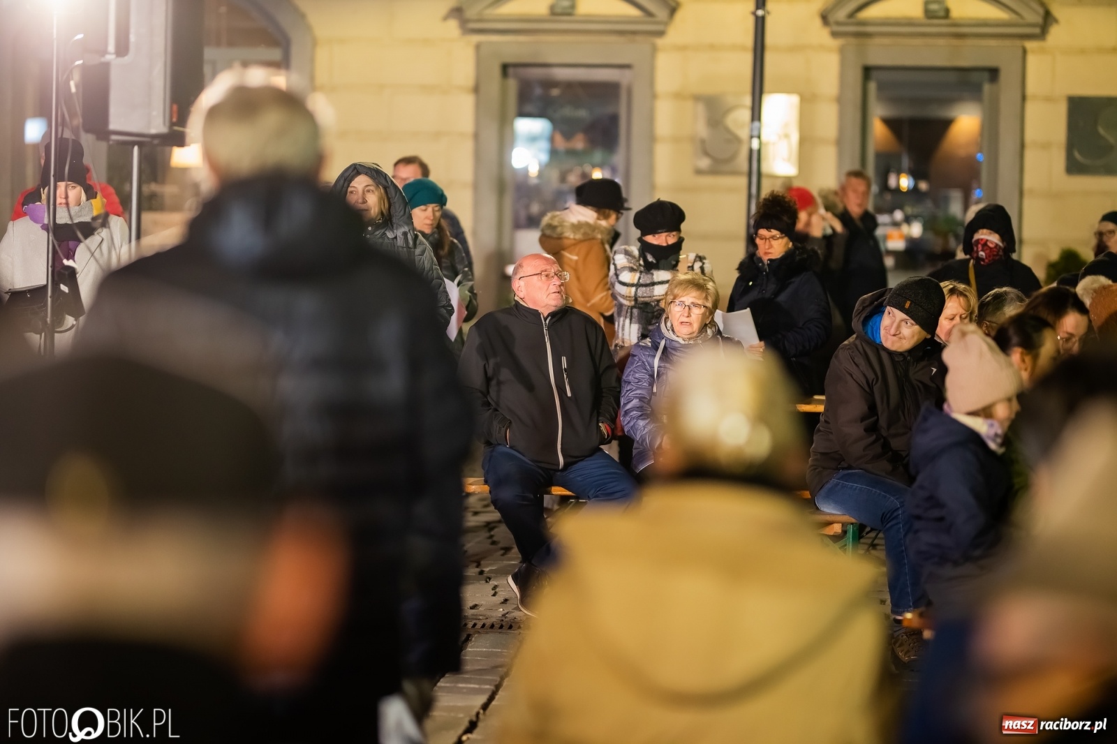 Zdjęcie w galerii na portalu naszraciborz.pl: Patriotyczne śpiewanie przy ognisku na Rynku wiadomości z regionu