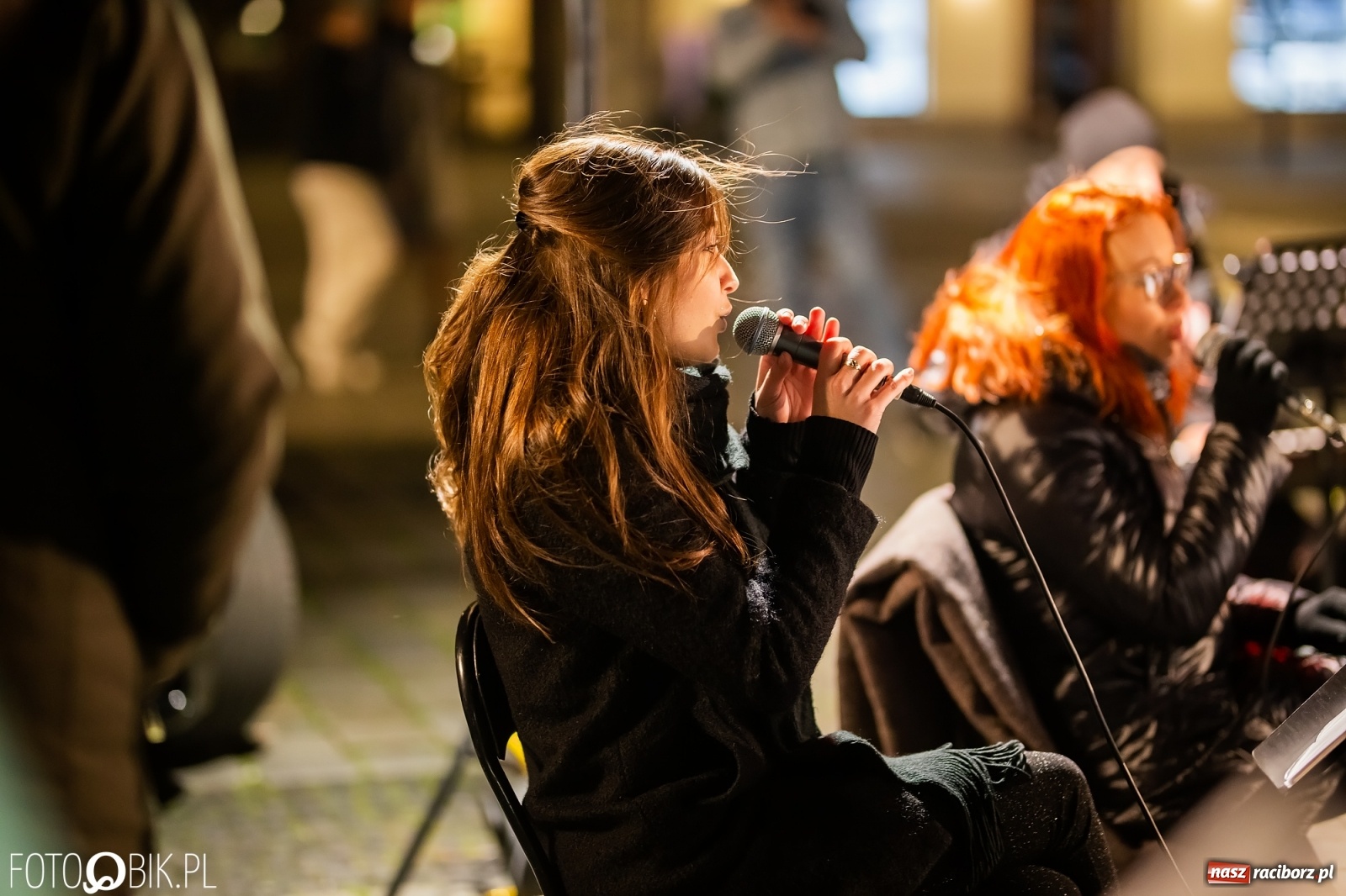 Zdjęcie w galerii na portalu naszraciborz.pl: Patriotyczne śpiewanie przy ognisku na Rynku wiadomości z regionu