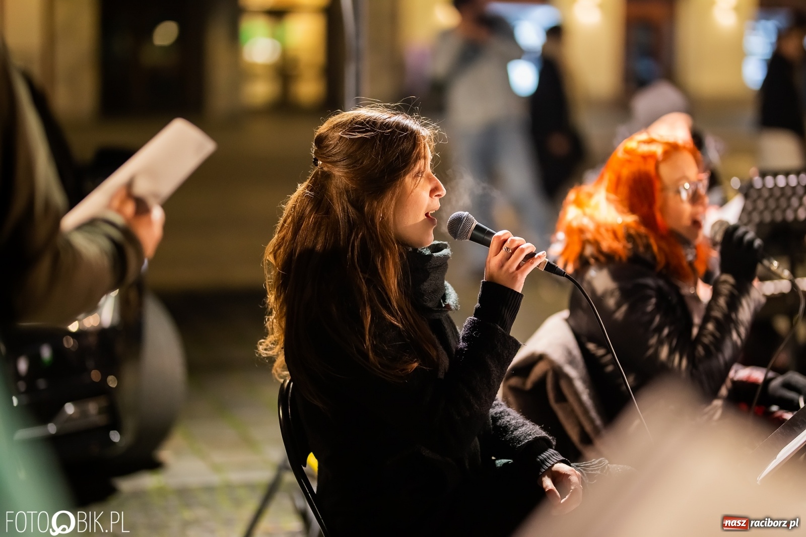 Zdjęcie w galerii na portalu naszraciborz.pl: Patriotyczne śpiewanie przy ognisku na Rynku wiadomości z regionu
