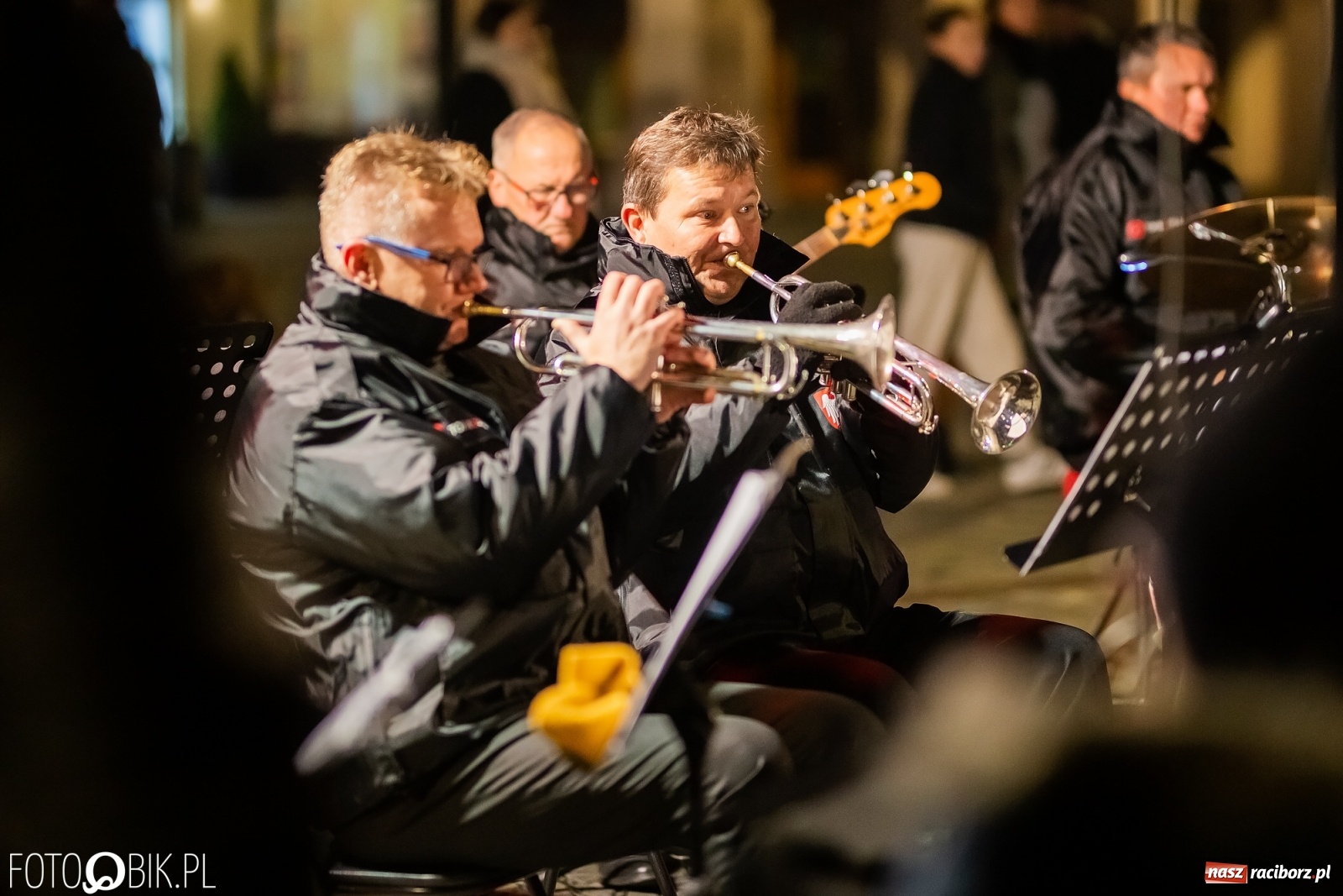 Zdjęcie w galerii na portalu naszraciborz.pl: Patriotyczne śpiewanie przy ognisku na Rynku wiadomości z regionu