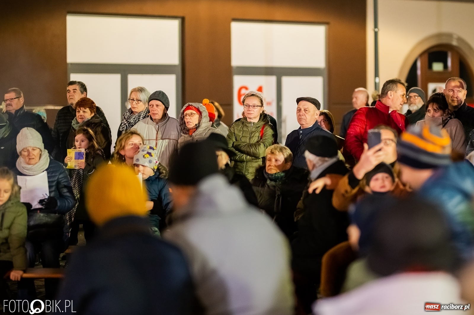 Zdjęcie w galerii na portalu naszraciborz.pl: Patriotyczne śpiewanie przy ognisku na Rynku wiadomości z regionu