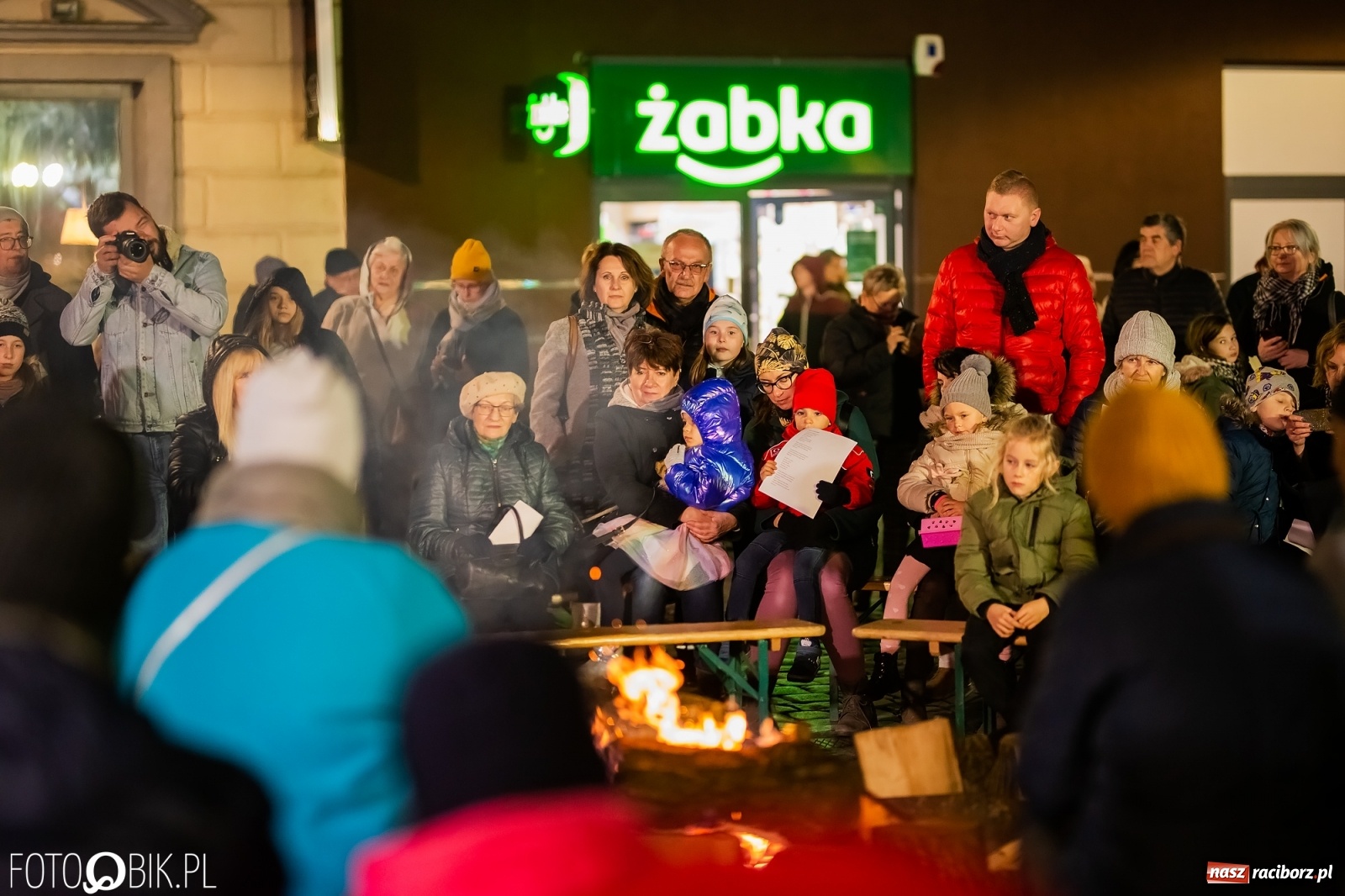 Zdjęcie w galerii na portalu naszraciborz.pl: Patriotyczne śpiewanie przy ognisku na Rynku wiadomości z regionu