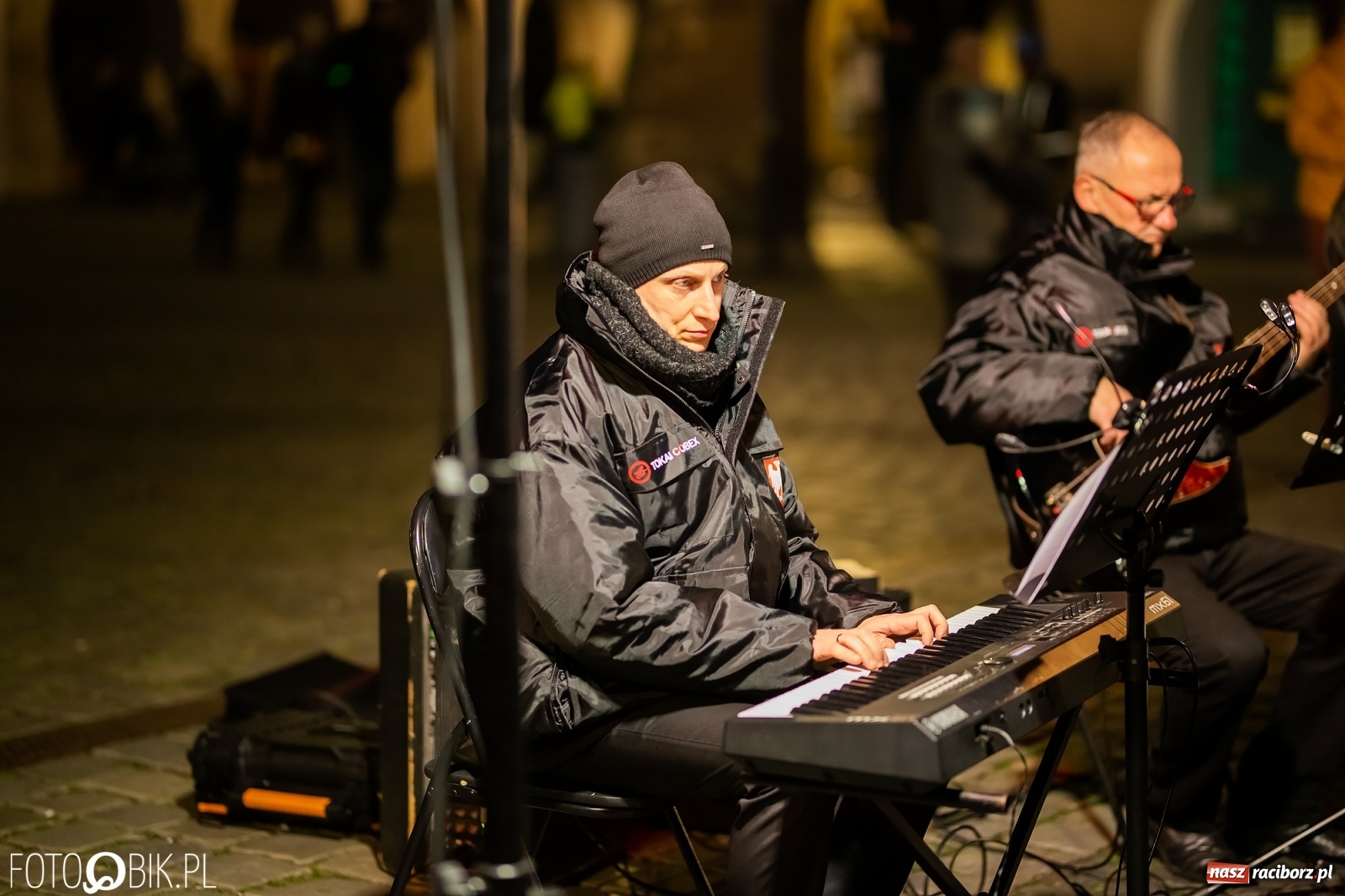 Zdjęcie w galerii na portalu naszraciborz.pl: Patriotyczne śpiewanie przy ognisku na Rynku wiadomości z regionu