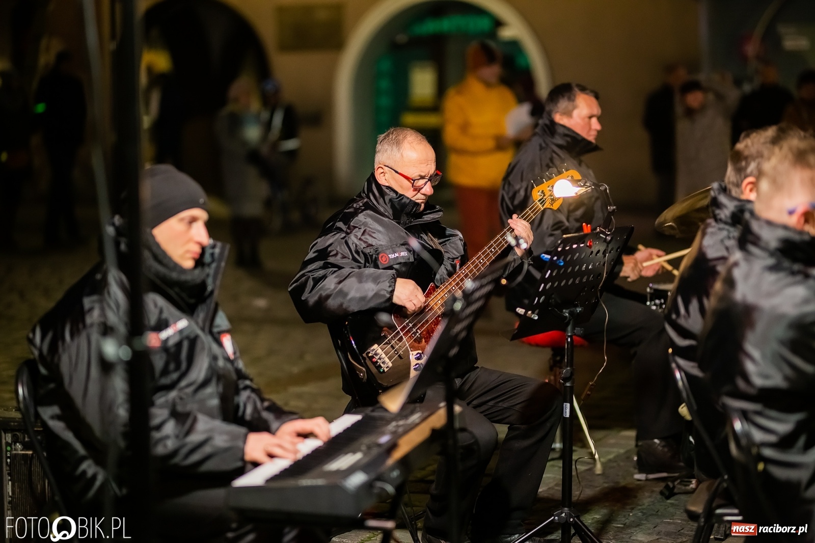 Zdjęcie w galerii na portalu naszraciborz.pl: Patriotyczne śpiewanie przy ognisku na Rynku wiadomości z regionu