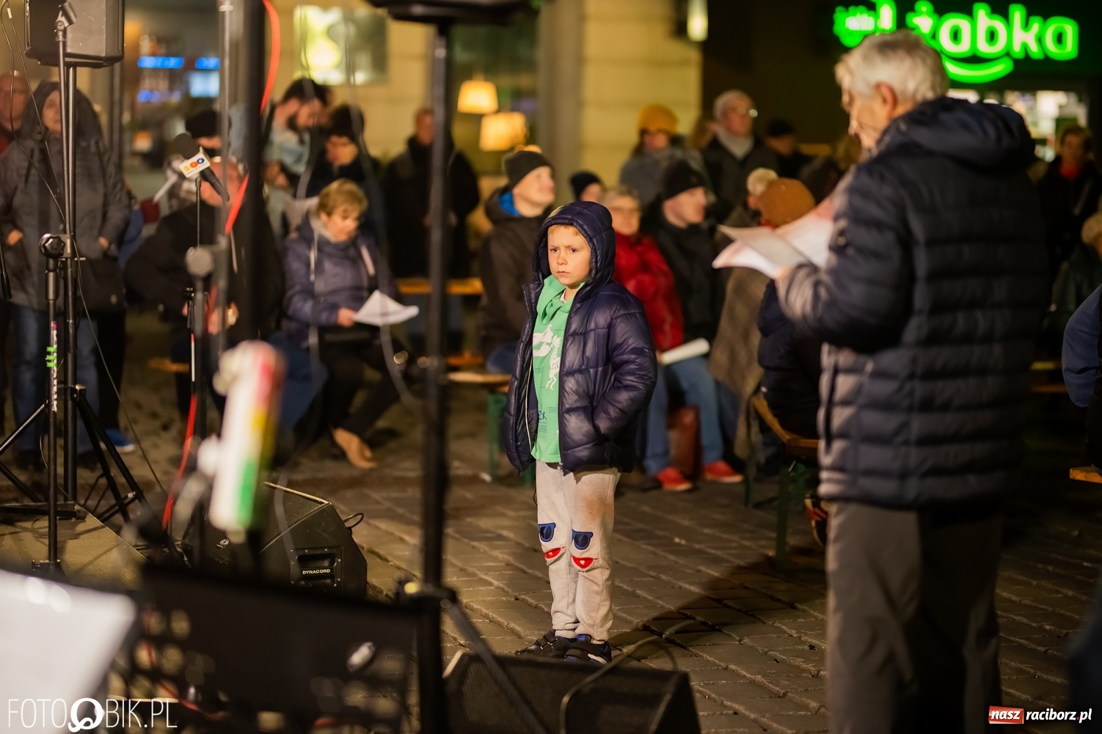 Zdjęcie w galerii na portalu naszraciborz.pl: Patriotyczne śpiewanie przy ognisku na Rynku wiadomości z regionu