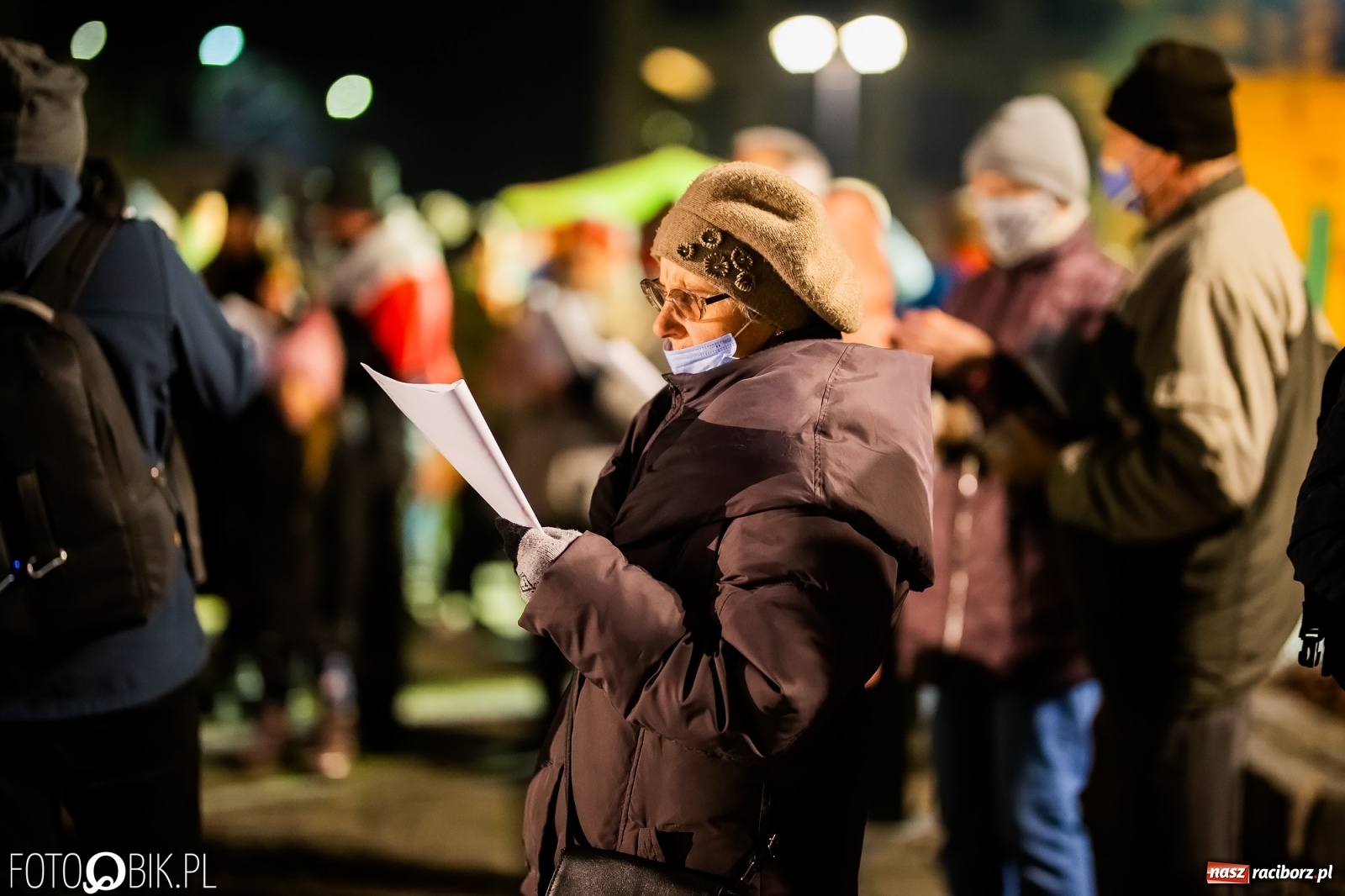 Zdjęcie w galerii na portalu naszraciborz.pl: Patriotyczne śpiewanie przy ognisku na Rynku wiadomości z regionu