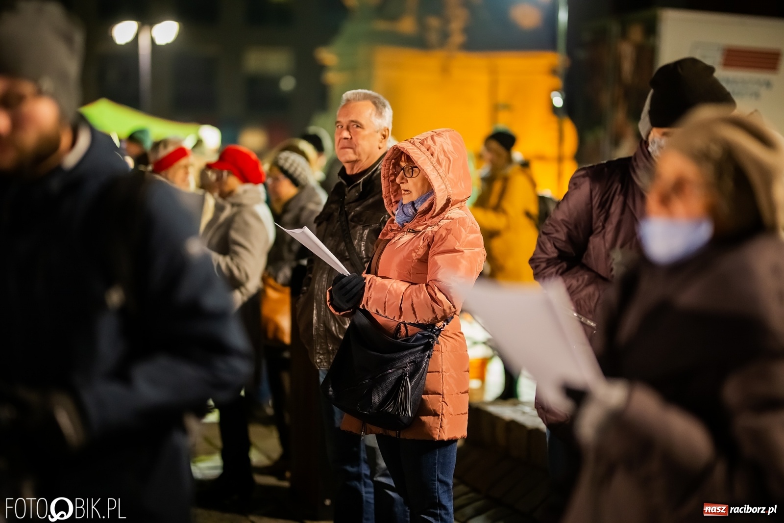 Zdjęcie w galerii na portalu naszraciborz.pl: Patriotyczne śpiewanie przy ognisku na Rynku wiadomości z regionu