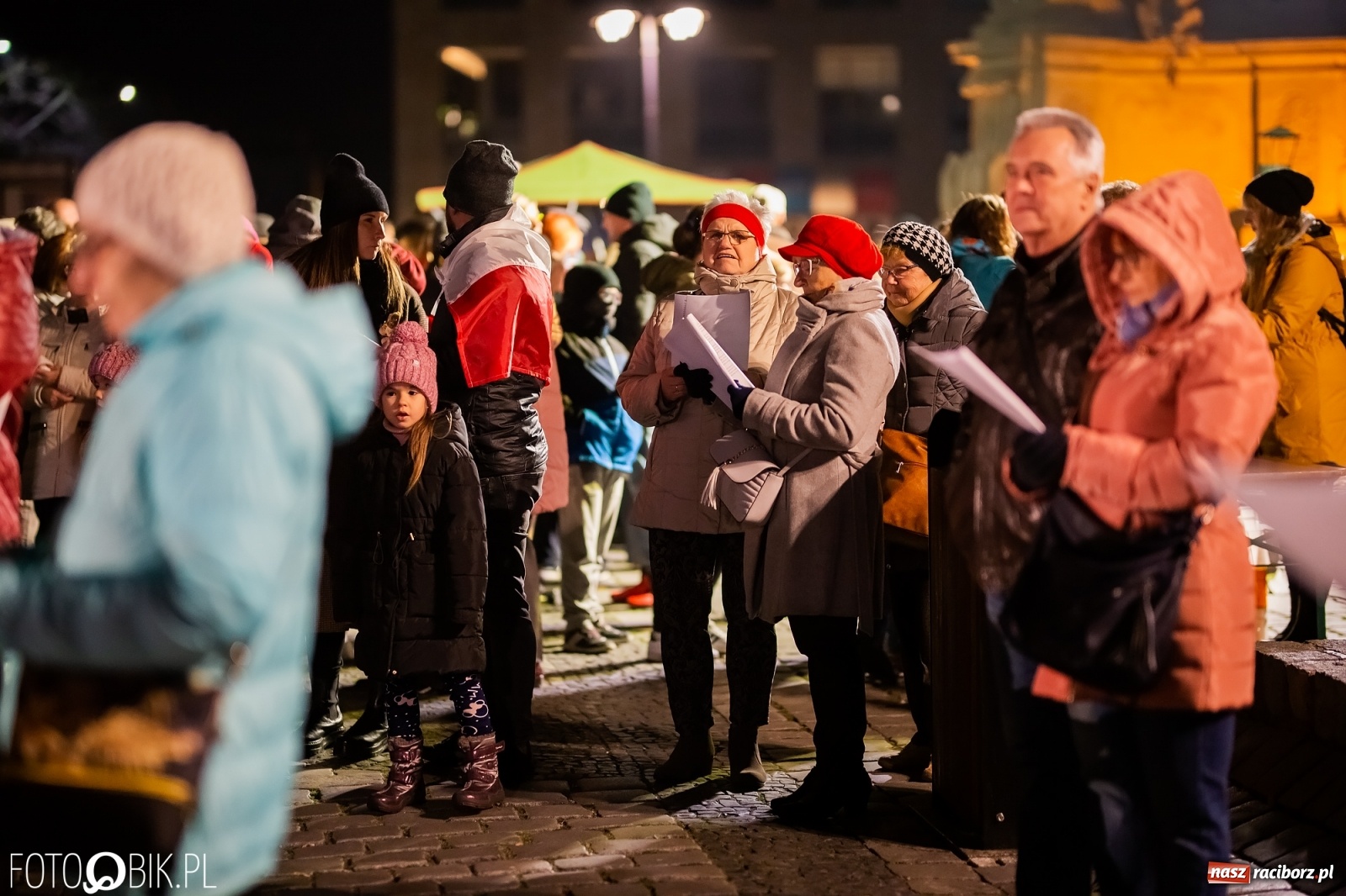 Zdjęcie w galerii na portalu naszraciborz.pl: Patriotyczne śpiewanie przy ognisku na Rynku wiadomości z regionu