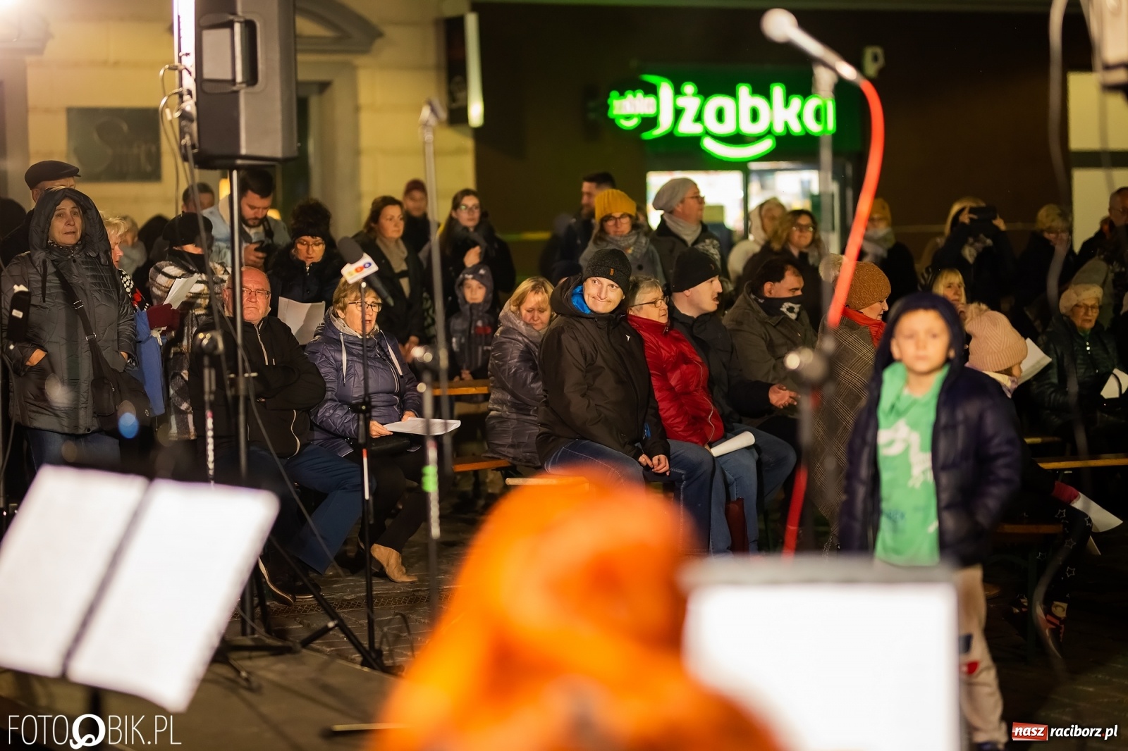 Zdjęcie w galerii na portalu naszraciborz.pl: Patriotyczne śpiewanie przy ognisku na Rynku wiadomości z regionu