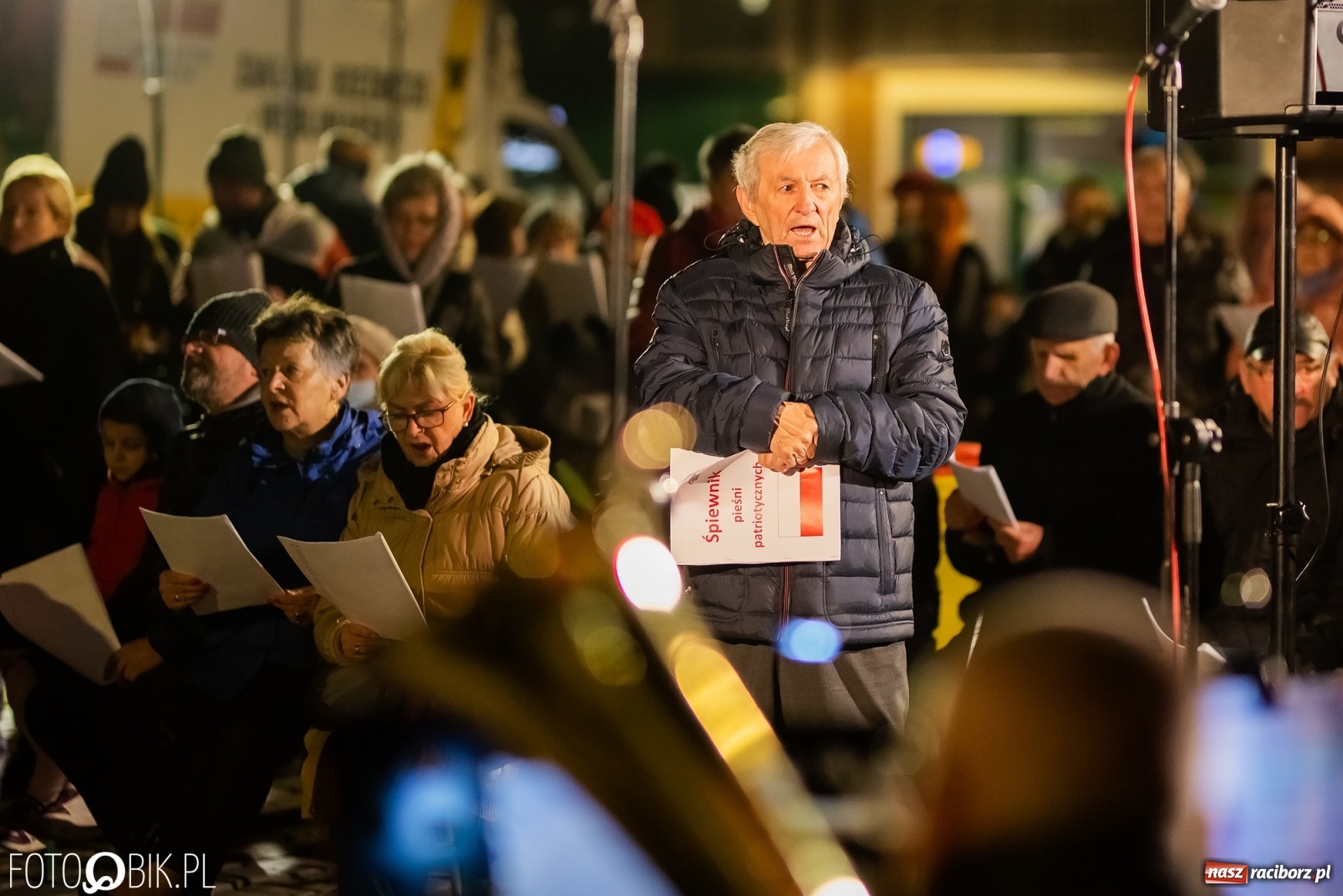 Zdjęcie w galerii na portalu naszraciborz.pl: Patriotyczne śpiewanie przy ognisku na Rynku wiadomości z regionu