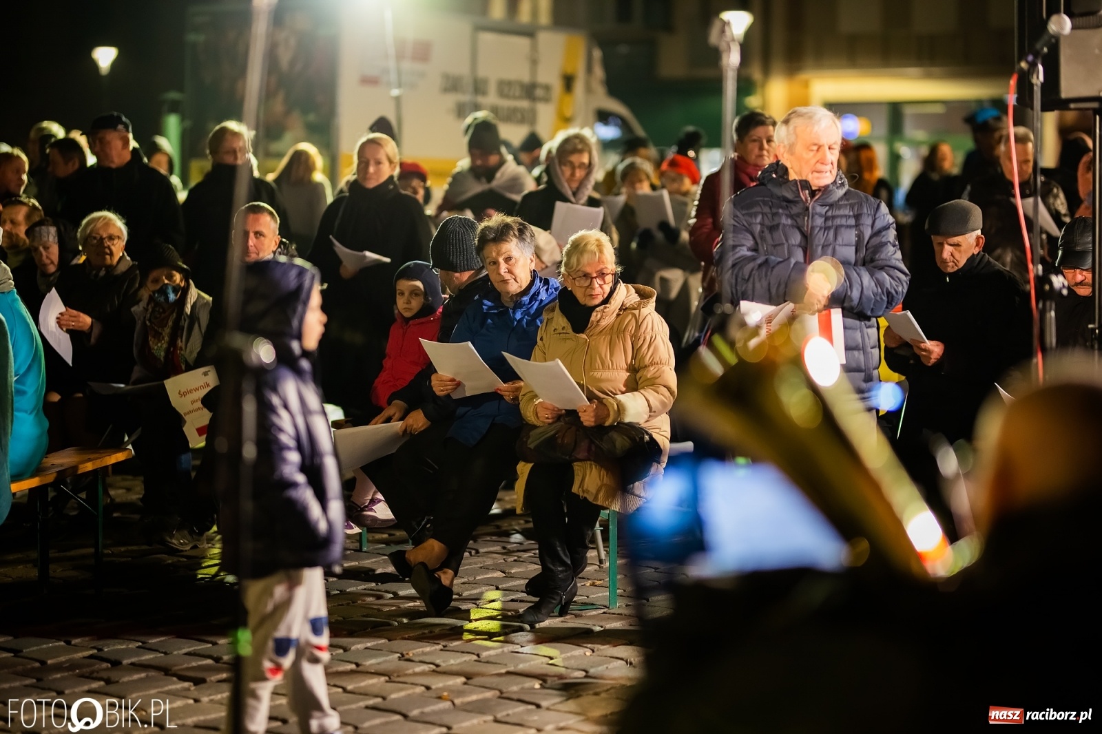 Zdjęcie w galerii na portalu naszraciborz.pl: Patriotyczne śpiewanie przy ognisku na Rynku wiadomości z regionu