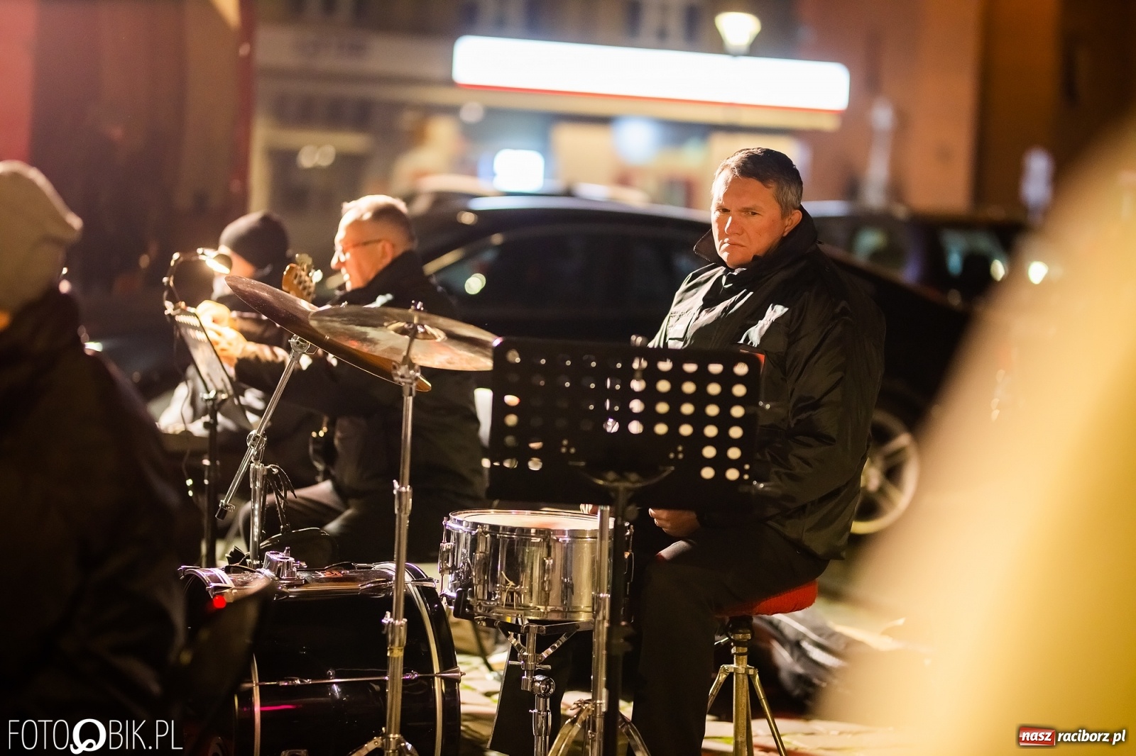Zdjęcie w galerii na portalu naszraciborz.pl: Patriotyczne śpiewanie przy ognisku na Rynku wiadomości z regionu