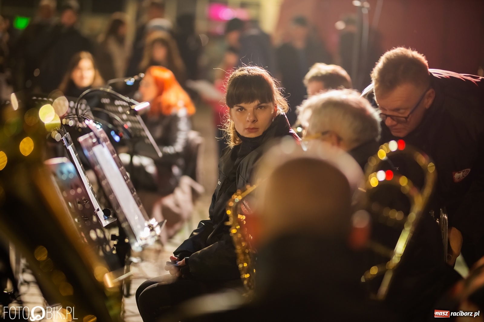 Zdjęcie w galerii na portalu naszraciborz.pl: Patriotyczne śpiewanie przy ognisku na Rynku wiadomości z regionu