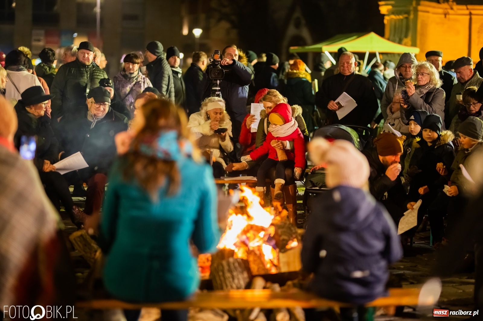 Zdjęcie w galerii na portalu naszraciborz.pl: Patriotyczne śpiewanie przy ognisku na Rynku wiadomości z regionu