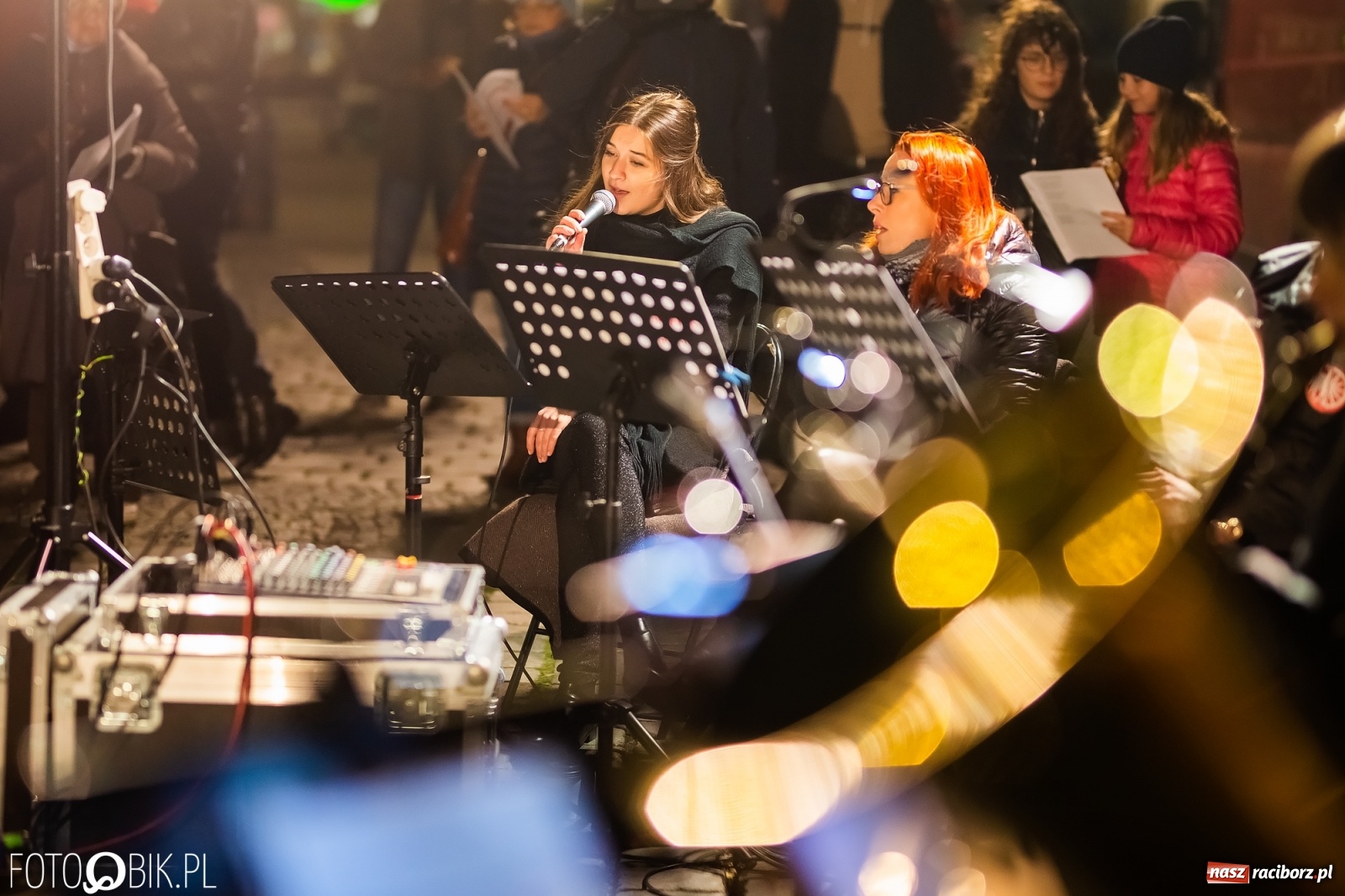 Zdjęcie w galerii na portalu naszraciborz.pl: Patriotyczne śpiewanie przy ognisku na Rynku wiadomości z regionu