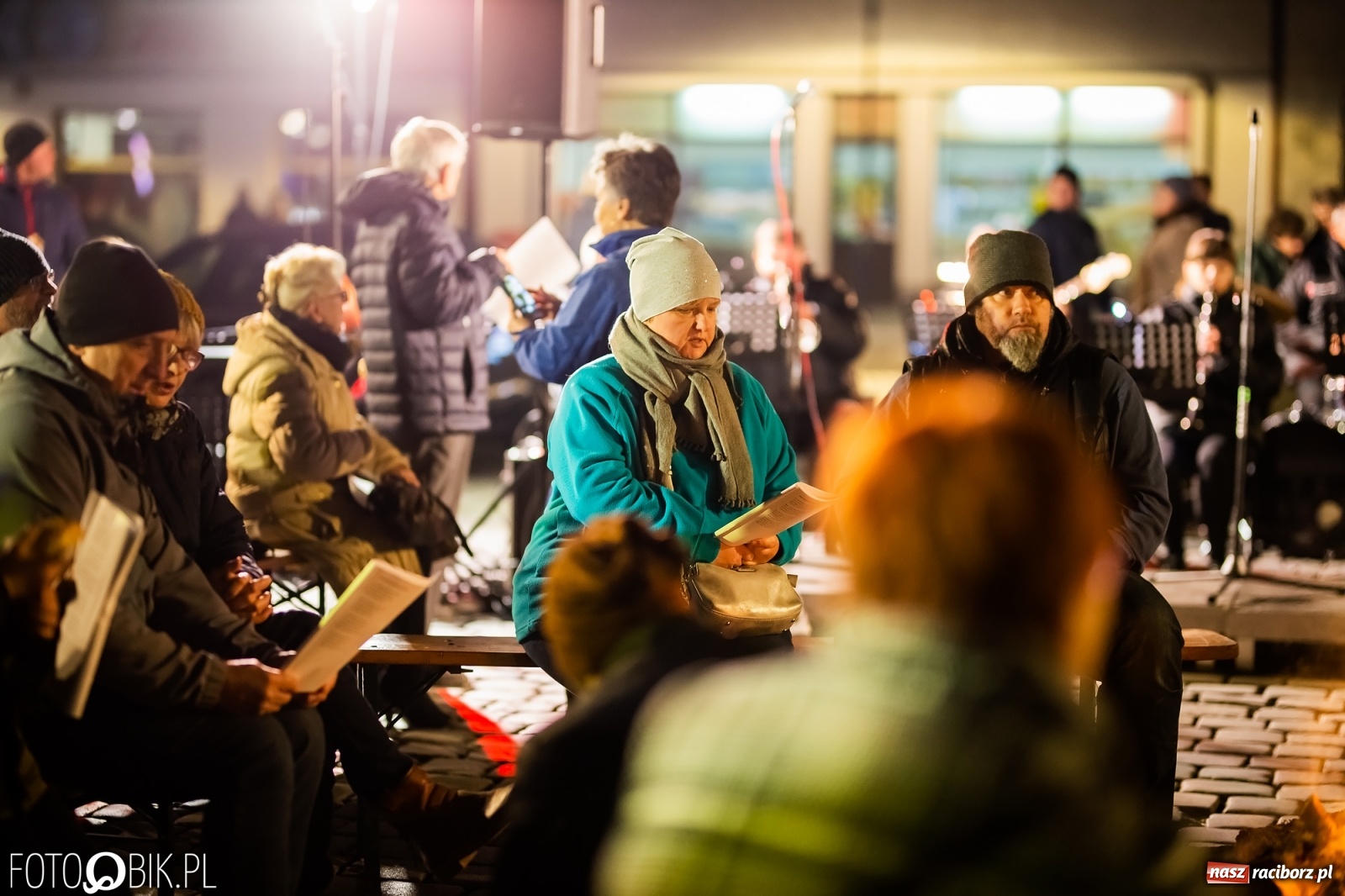 Zdjęcie w galerii na portalu naszraciborz.pl: Patriotyczne śpiewanie przy ognisku na Rynku wiadomości z regionu