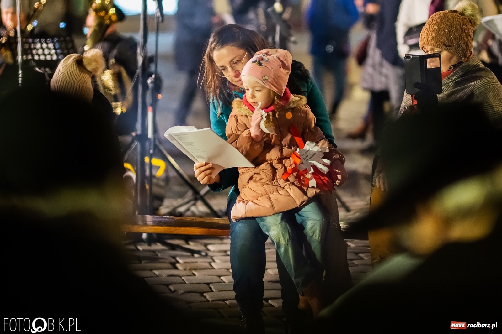 Zdjęcie w galerii na portalu naszraciborz.pl: Patriotyczne śpiewanie przy ognisku na Rynku wiadomości z regionu