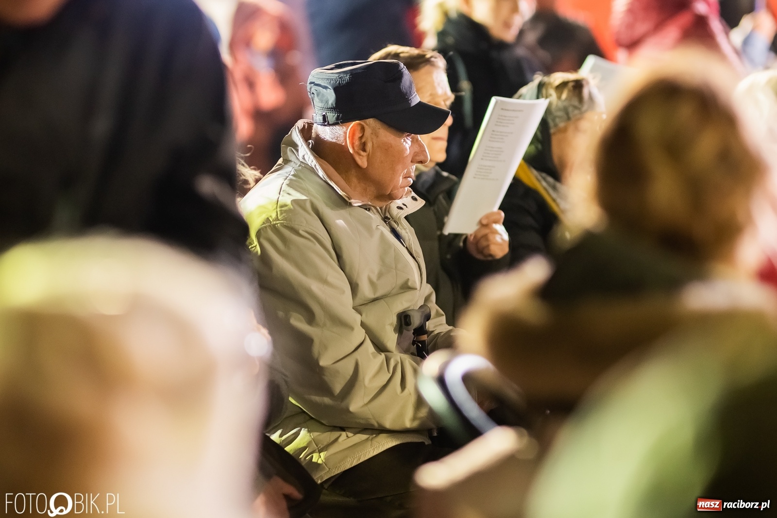 Zdjęcie w galerii na portalu naszraciborz.pl: Patriotyczne śpiewanie przy ognisku na Rynku wiadomości z regionu