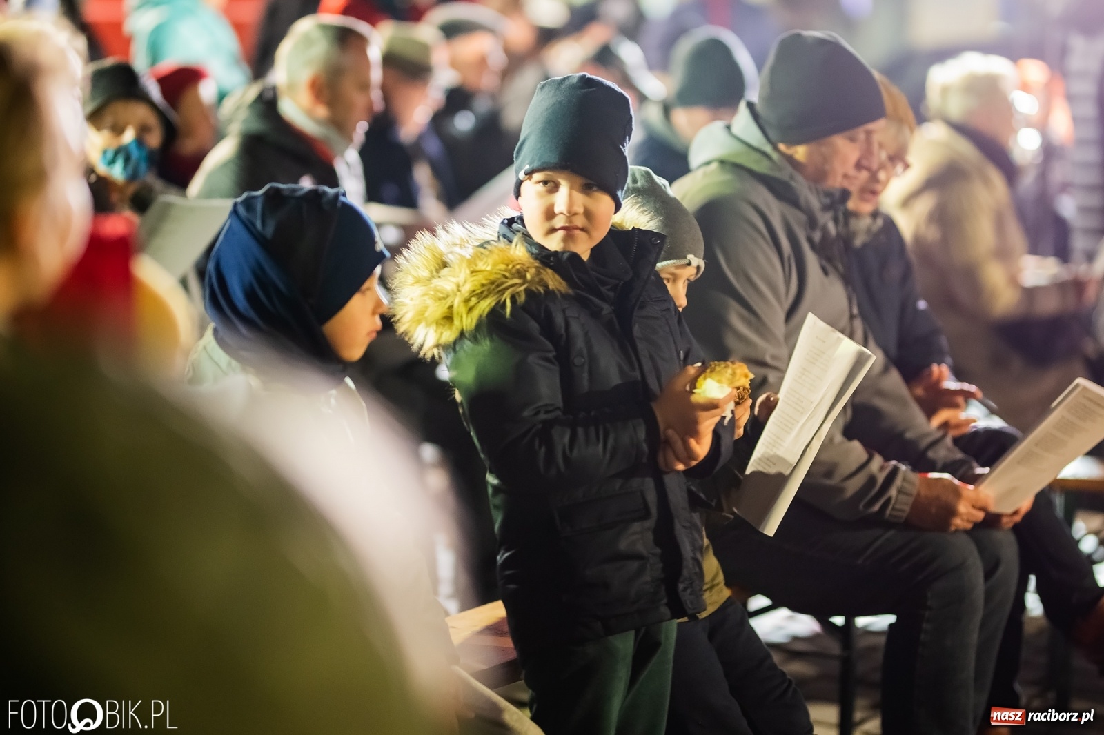 Zdjęcie w galerii na portalu naszraciborz.pl: Patriotyczne śpiewanie przy ognisku na Rynku wiadomości z regionu