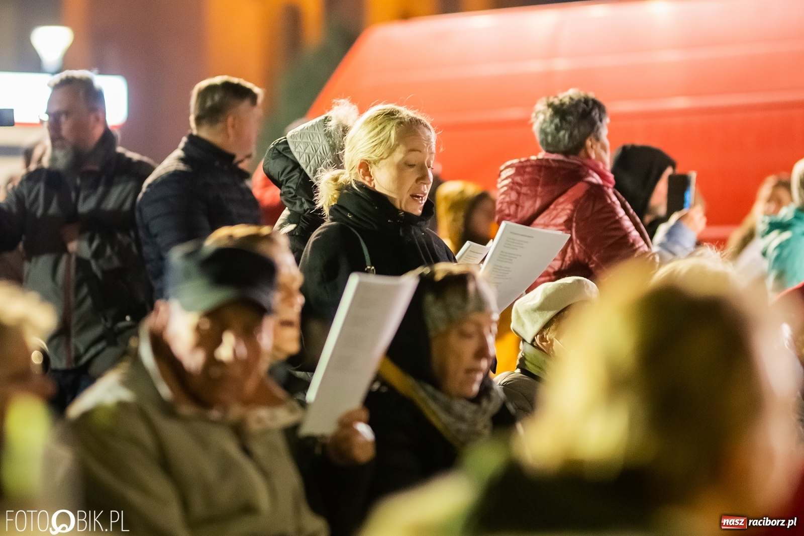 Zdjęcie w galerii na portalu naszraciborz.pl: Patriotyczne śpiewanie przy ognisku na Rynku wiadomości z regionu