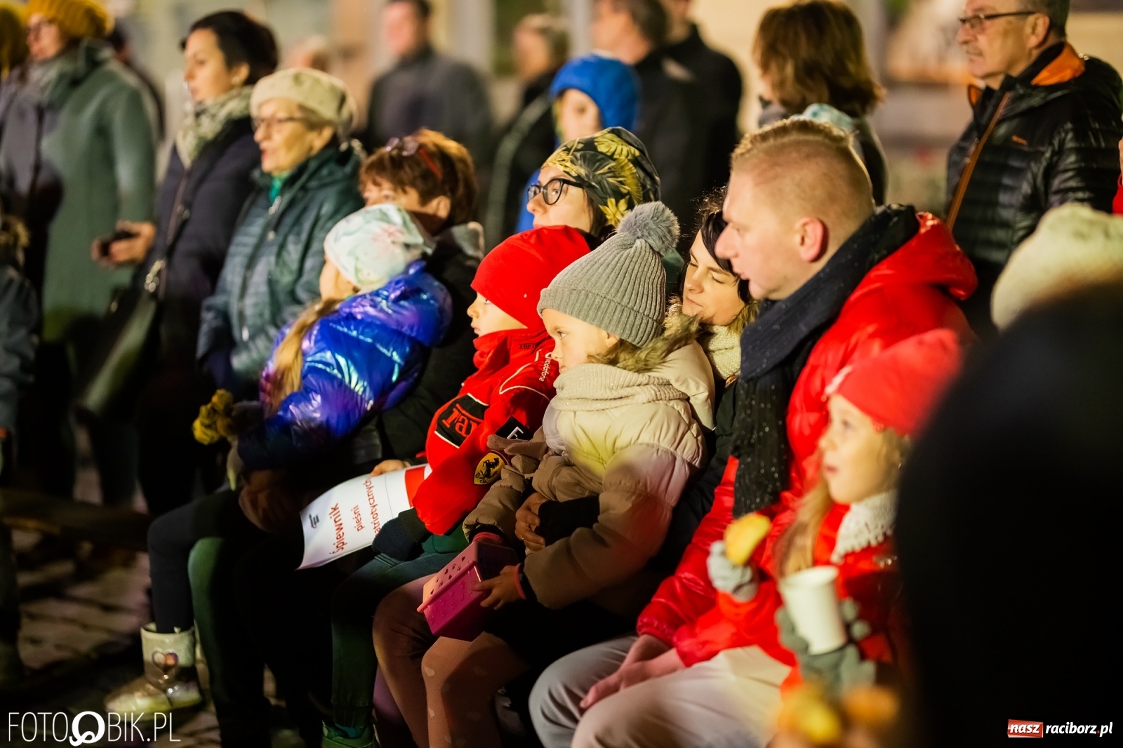 Zdjęcie w galerii na portalu naszraciborz.pl: Patriotyczne śpiewanie przy ognisku na Rynku wiadomości z regionu