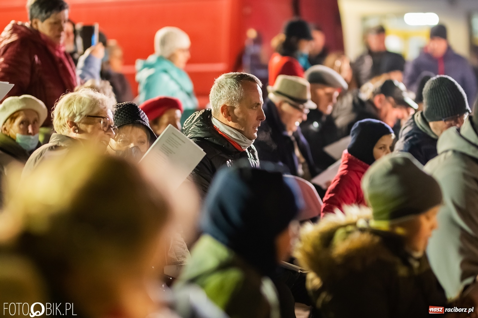 Zdjęcie w galerii na portalu naszraciborz.pl: Patriotyczne śpiewanie przy ognisku na Rynku wiadomości z regionu