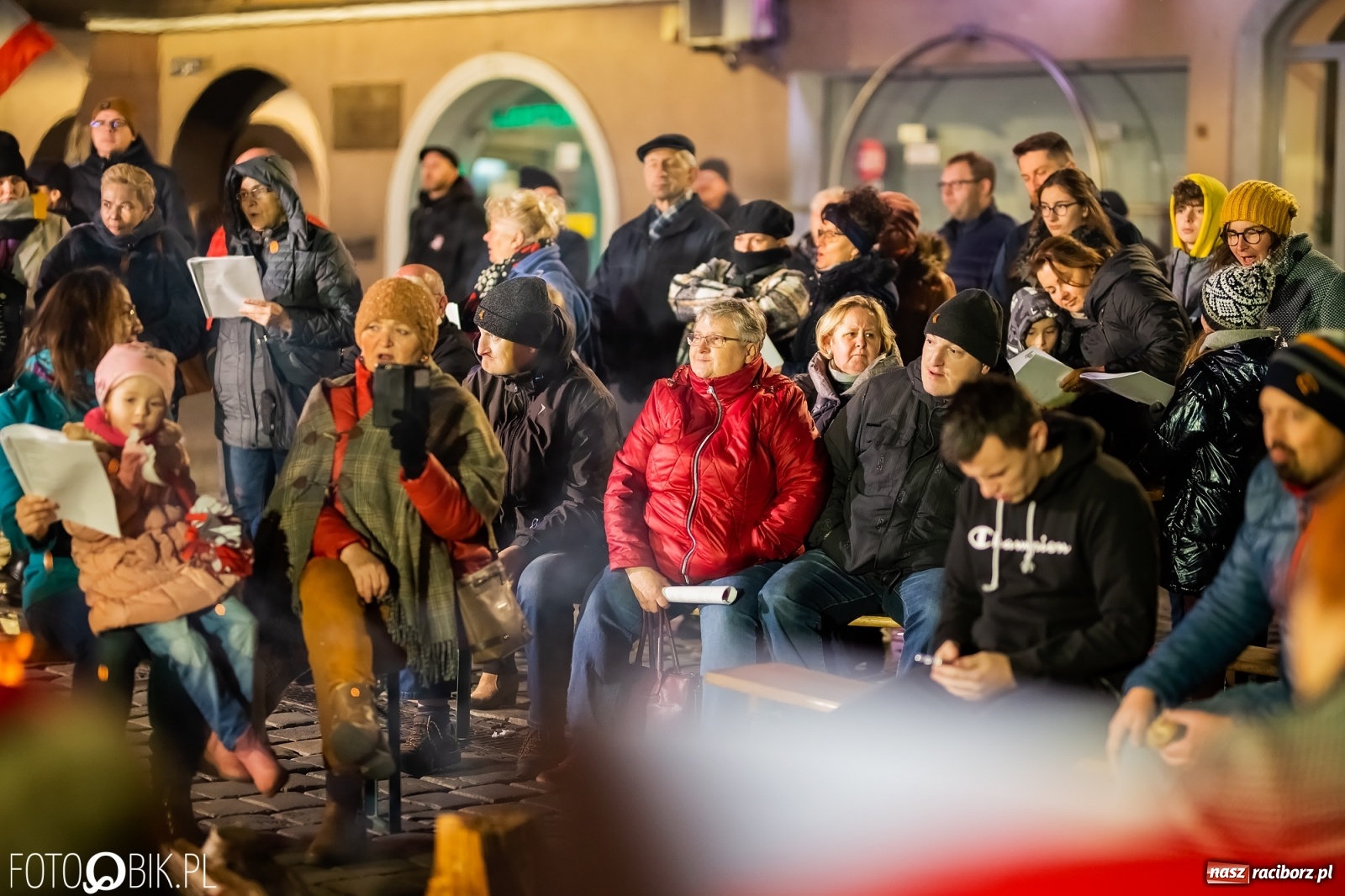 Zdjęcie w galerii na portalu naszraciborz.pl: Patriotyczne śpiewanie przy ognisku na Rynku wiadomości z regionu