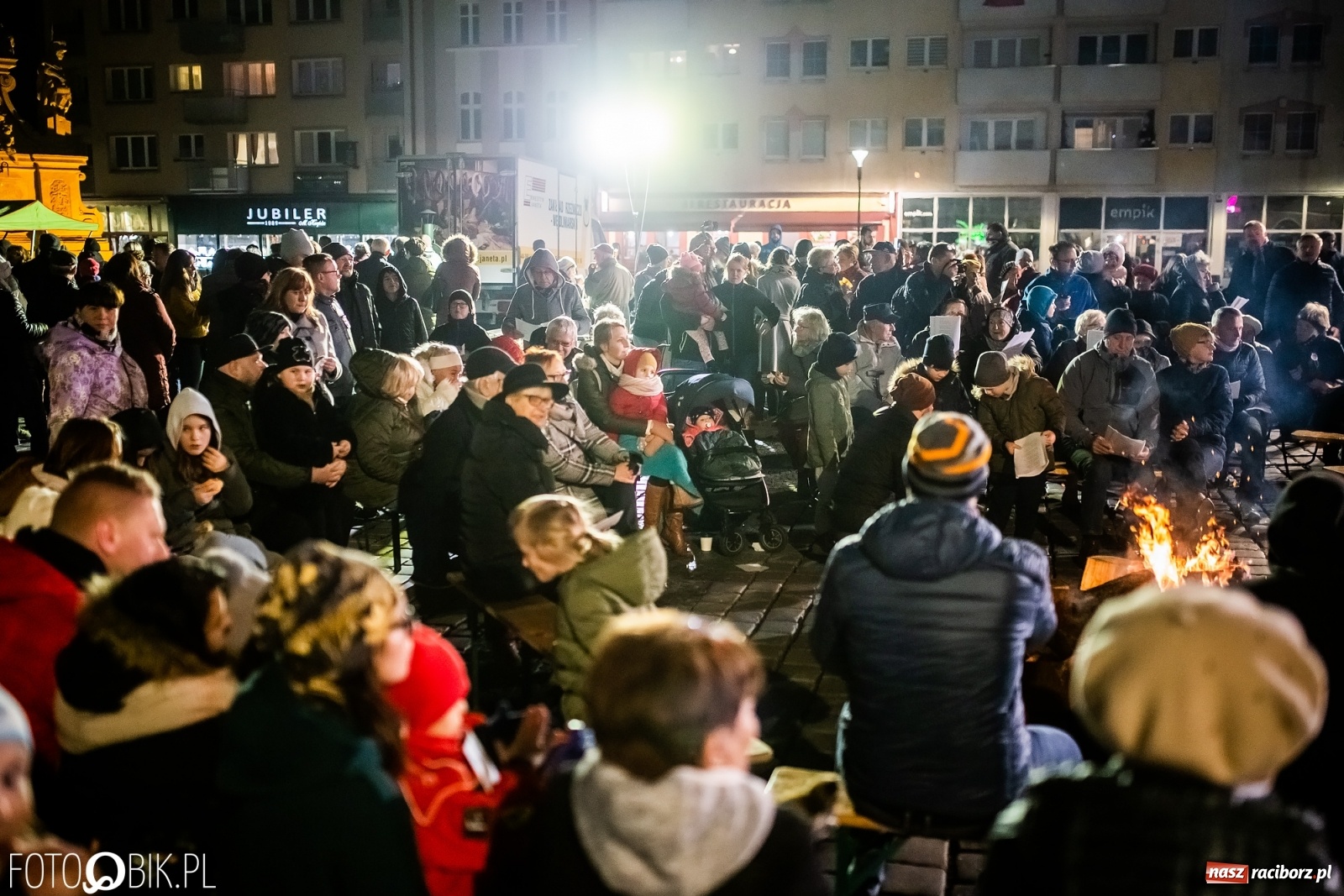Zdjęcie w galerii na portalu naszraciborz.pl: Patriotyczne śpiewanie przy ognisku na Rynku wiadomości z regionu