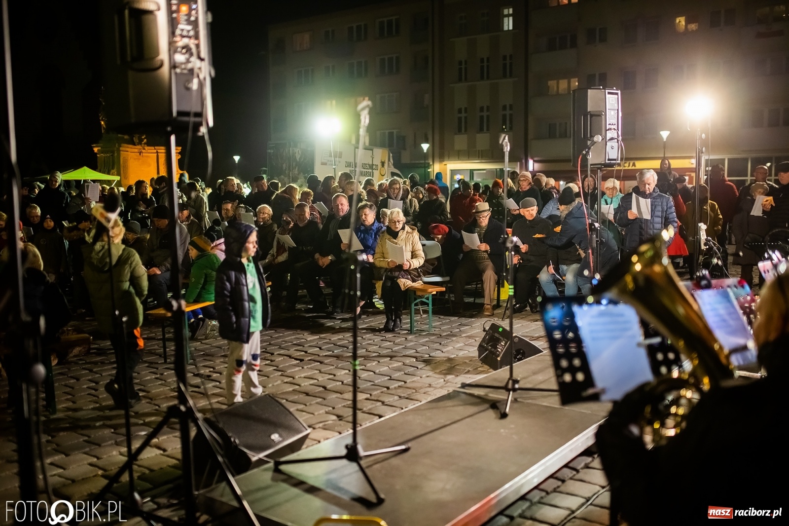 Zdjęcie w galerii na portalu naszraciborz.pl: Patriotyczne śpiewanie przy ognisku na Rynku wiadomości z regionu