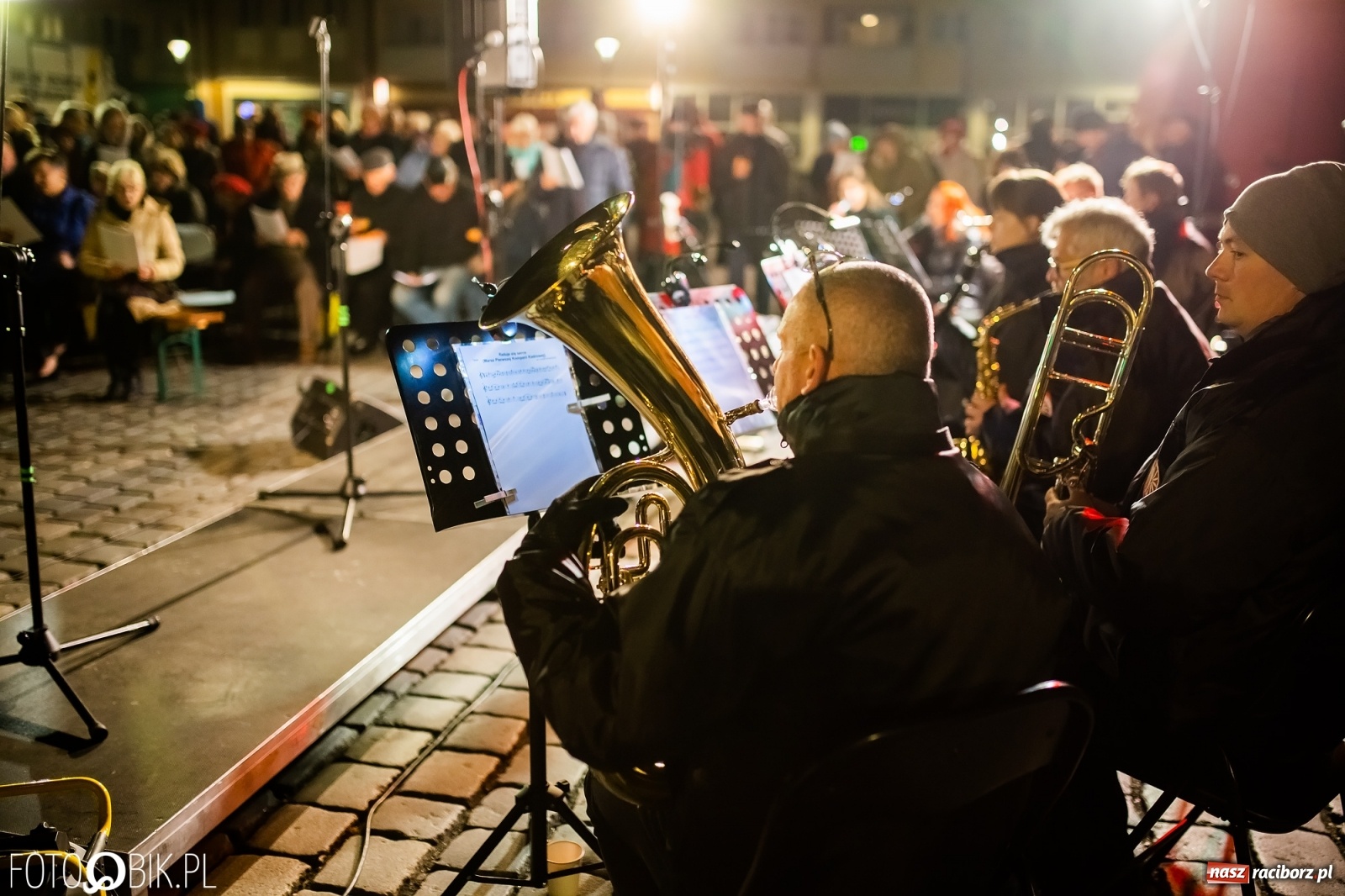 Zdjęcie w galerii na portalu naszraciborz.pl: Patriotyczne śpiewanie przy ognisku na Rynku wiadomości z regionu