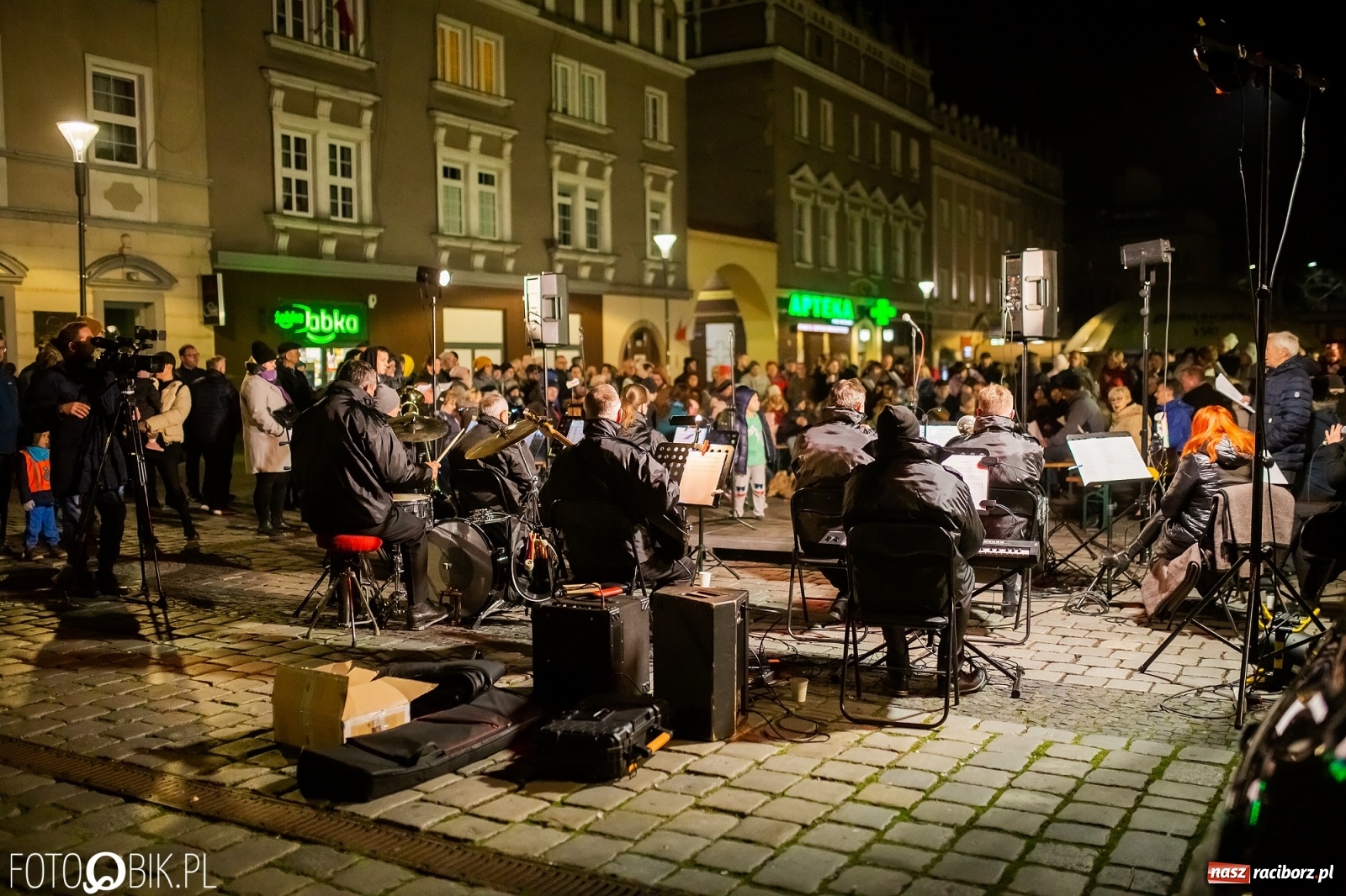 Zdjęcie w galerii na portalu naszraciborz.pl: Patriotyczne śpiewanie przy ognisku na Rynku wiadomości z regionu