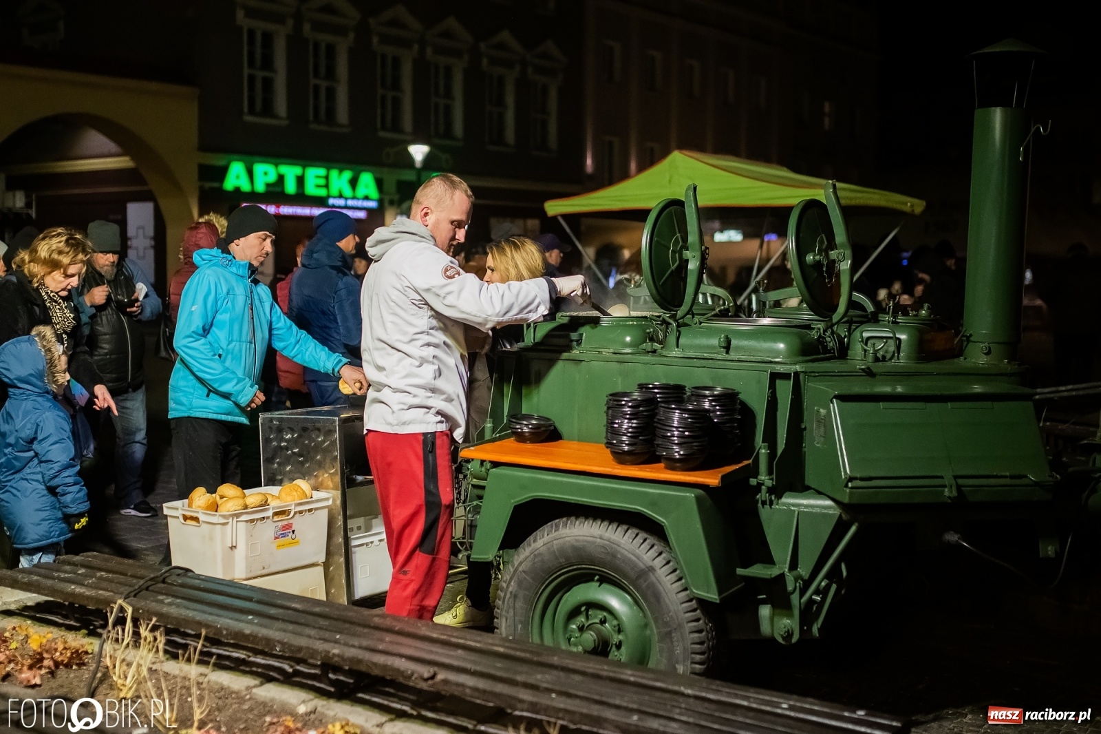 Zdjęcie w galerii na portalu naszraciborz.pl: Patriotyczne śpiewanie przy ognisku na Rynku wiadomości z regionu