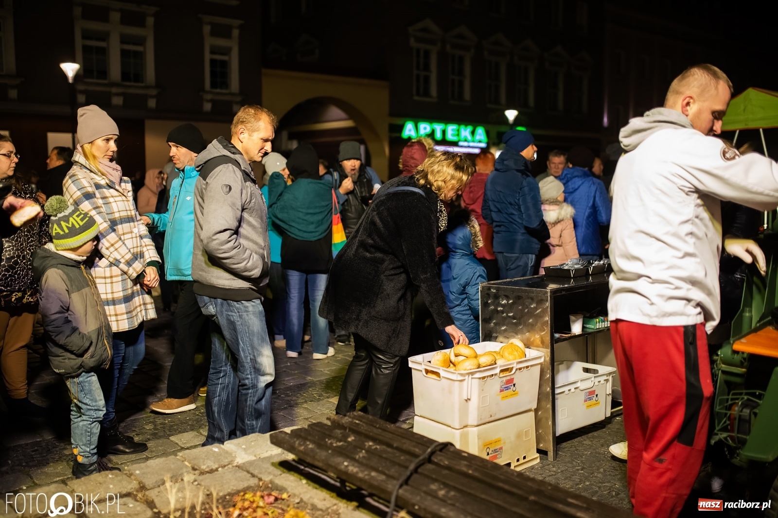 Zdjęcie w galerii na portalu naszraciborz.pl: Patriotyczne śpiewanie przy ognisku na Rynku wiadomości z regionu