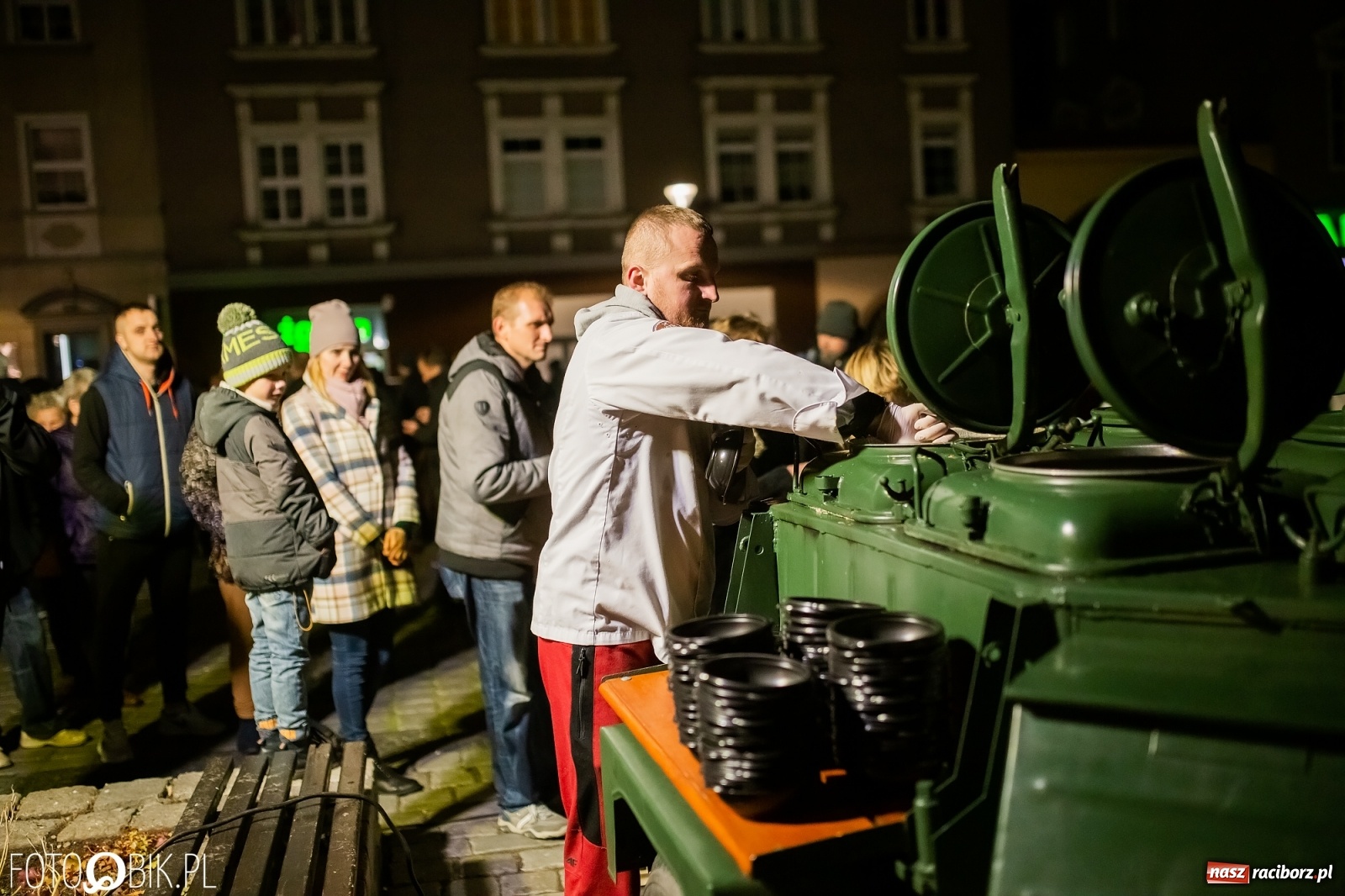Zdjęcie w galerii na portalu naszraciborz.pl: Patriotyczne śpiewanie przy ognisku na Rynku wiadomości z regionu