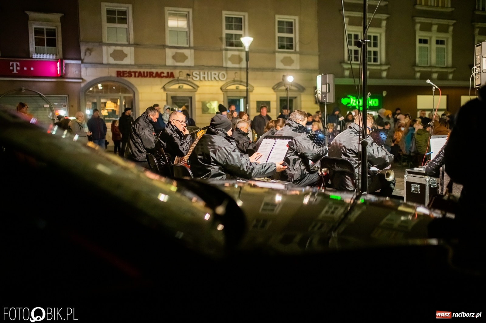 Zdjęcie w galerii na portalu naszraciborz.pl: Patriotyczne śpiewanie przy ognisku na Rynku wiadomości z regionu