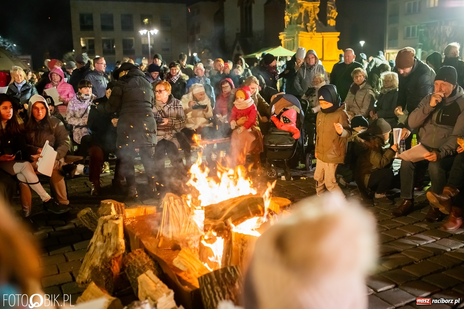 Zdjęcie w galerii na portalu naszraciborz.pl: Patriotyczne śpiewanie przy ognisku na Rynku wiadomości z regionu