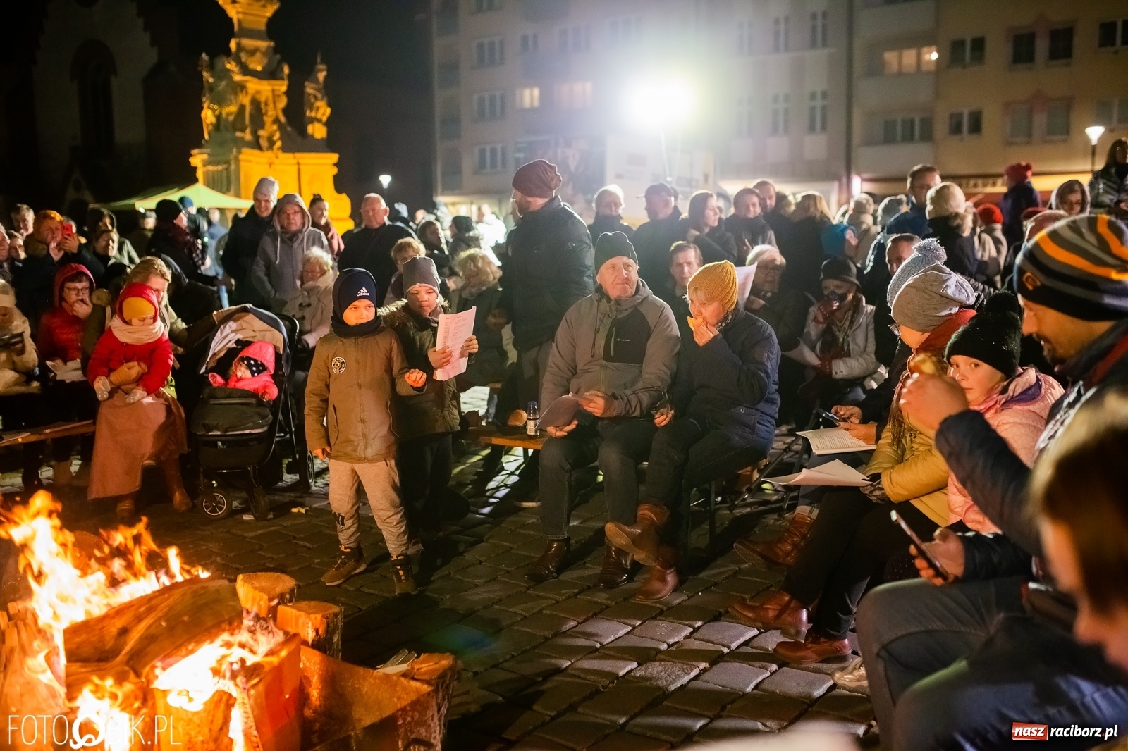 Zdjęcie w galerii na portalu naszraciborz.pl: Patriotyczne śpiewanie przy ognisku na Rynku wiadomości z regionu