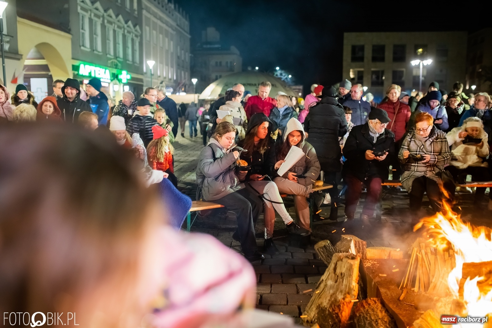 Zdjęcie w galerii na portalu naszraciborz.pl: Patriotyczne śpiewanie przy ognisku na Rynku wiadomości z regionu